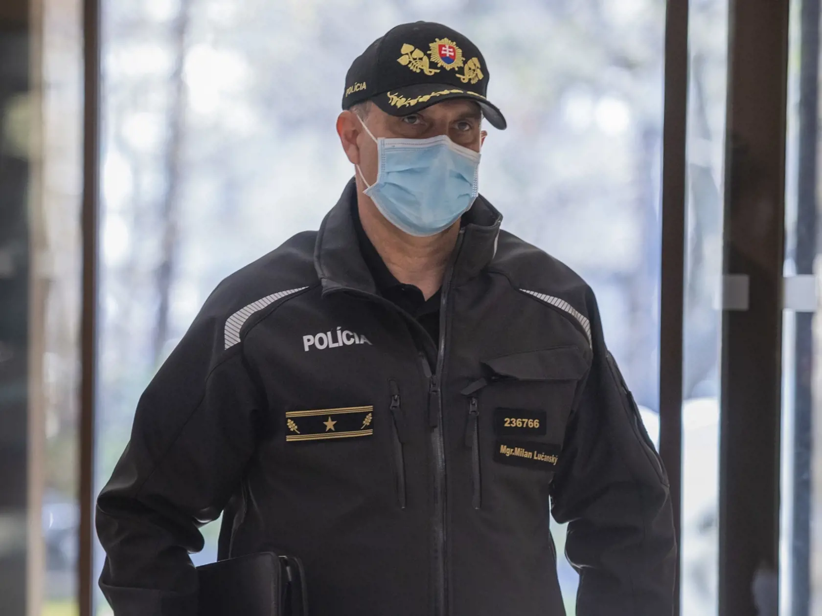 Na snímke prezident Policajného zboru SR Milan Lučanský prichádza na zasadnutie krízového štábu SR v Bratislave 23. marca 2020. FOTO TASR - Jaroslav Novák