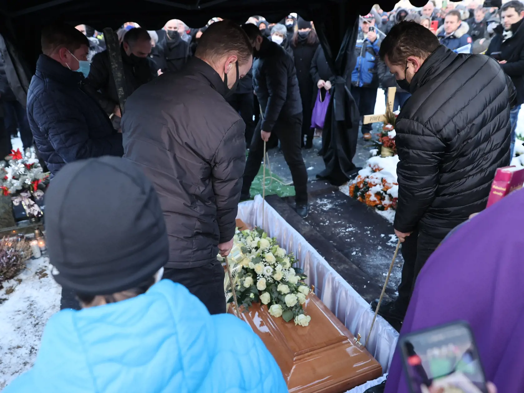 V záplave kvetov: Takto odišiel policajný exprezident Milan Lučanský.
