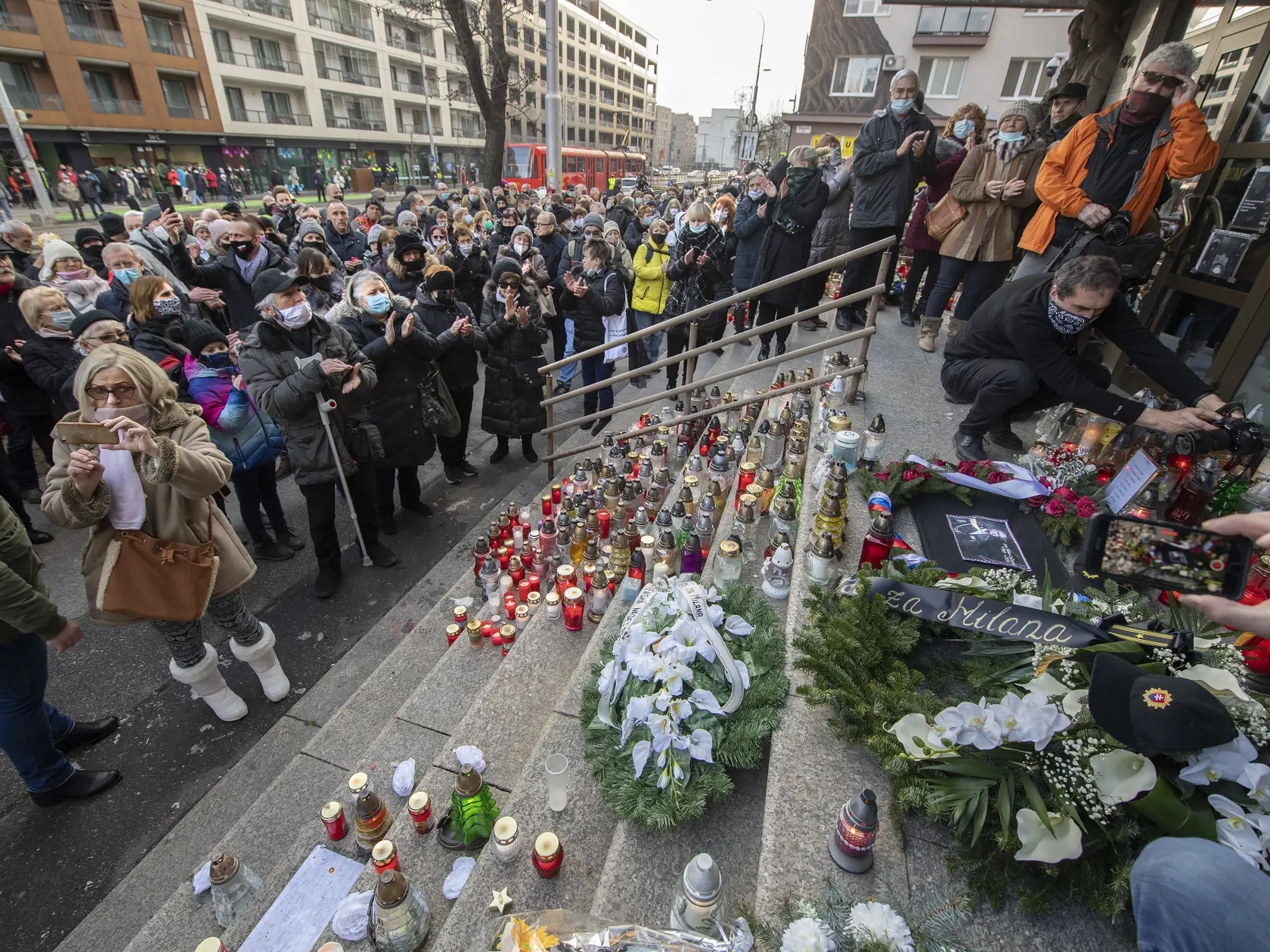 Na snímke zhromaždenie občanov na pietnom mieste pre zosnulého policajného exprezidenta, generála Milana Lučanského pred budovou Prezídia Policajného zboru na Račianskej ulici 8. januára 20121 v Bratislave. FOTO TASR - Pavel Neubauer