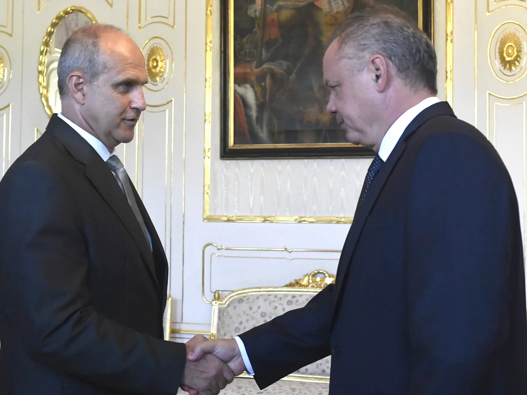Na snímke prezident SR Andrej Kiska (vpravo) a prezident Policajného zboru SR Milan Lučanský (vľavo) si podávajú ruky počas stretnutia v Prezidentskom paláci 31. júla 2018 v Bratislave. FOTO TASR - Martin Baumann