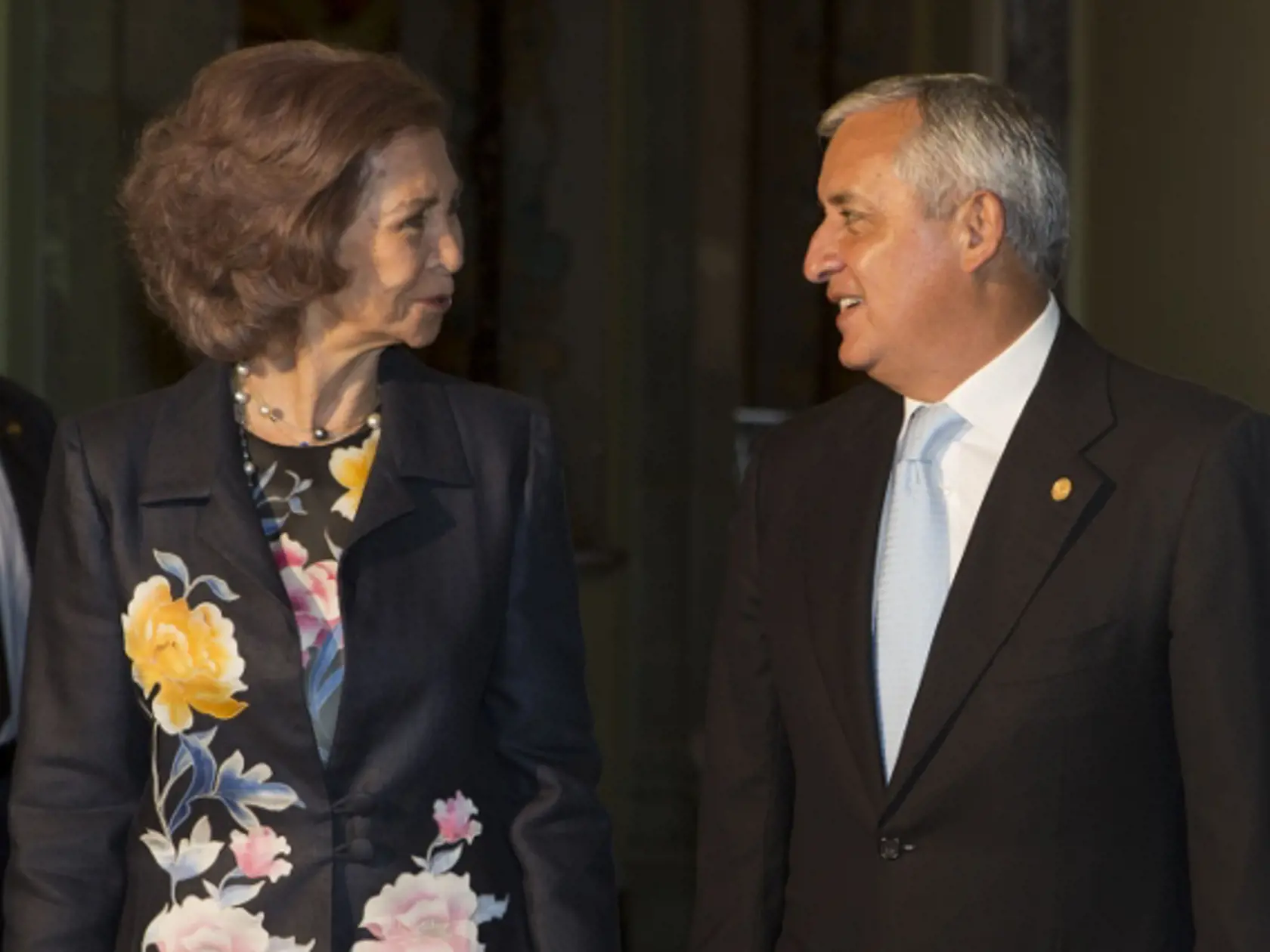 Guatemalský prezident Otto Pérez Molina (vpravo) a španielska kráľovná Sofia počas jej návštevy v Guatemale v utorok 18. marca 2014.