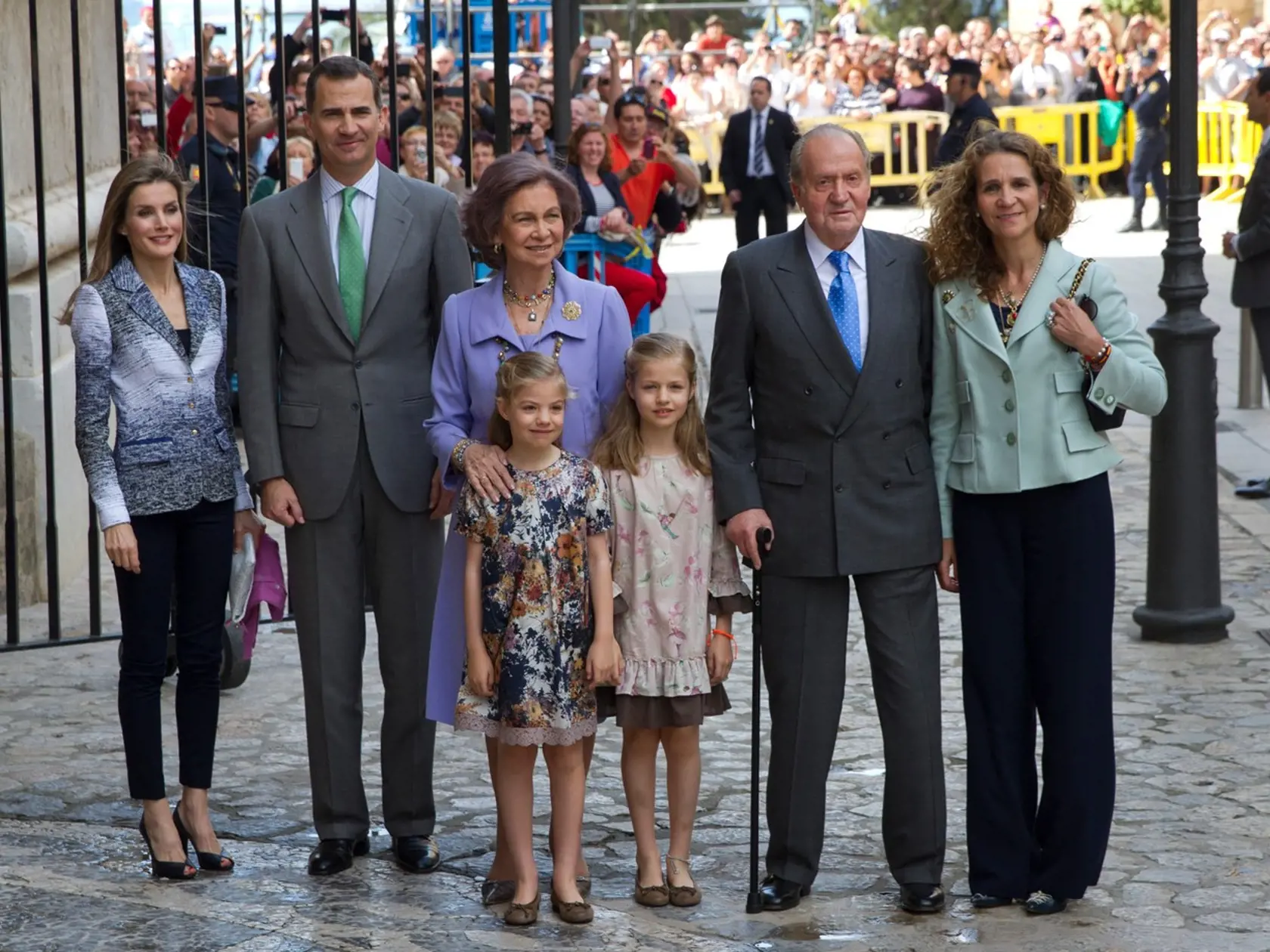 Celá kráľovská rodina po veľkonočnej omši v meste Palma de Mallorca - kráľkovná Letizia, kráľ Filip,kráľovná Sofia, kráľ Juan Carlos, princezná Elena. A najmladšie - Leonor a Sofia.