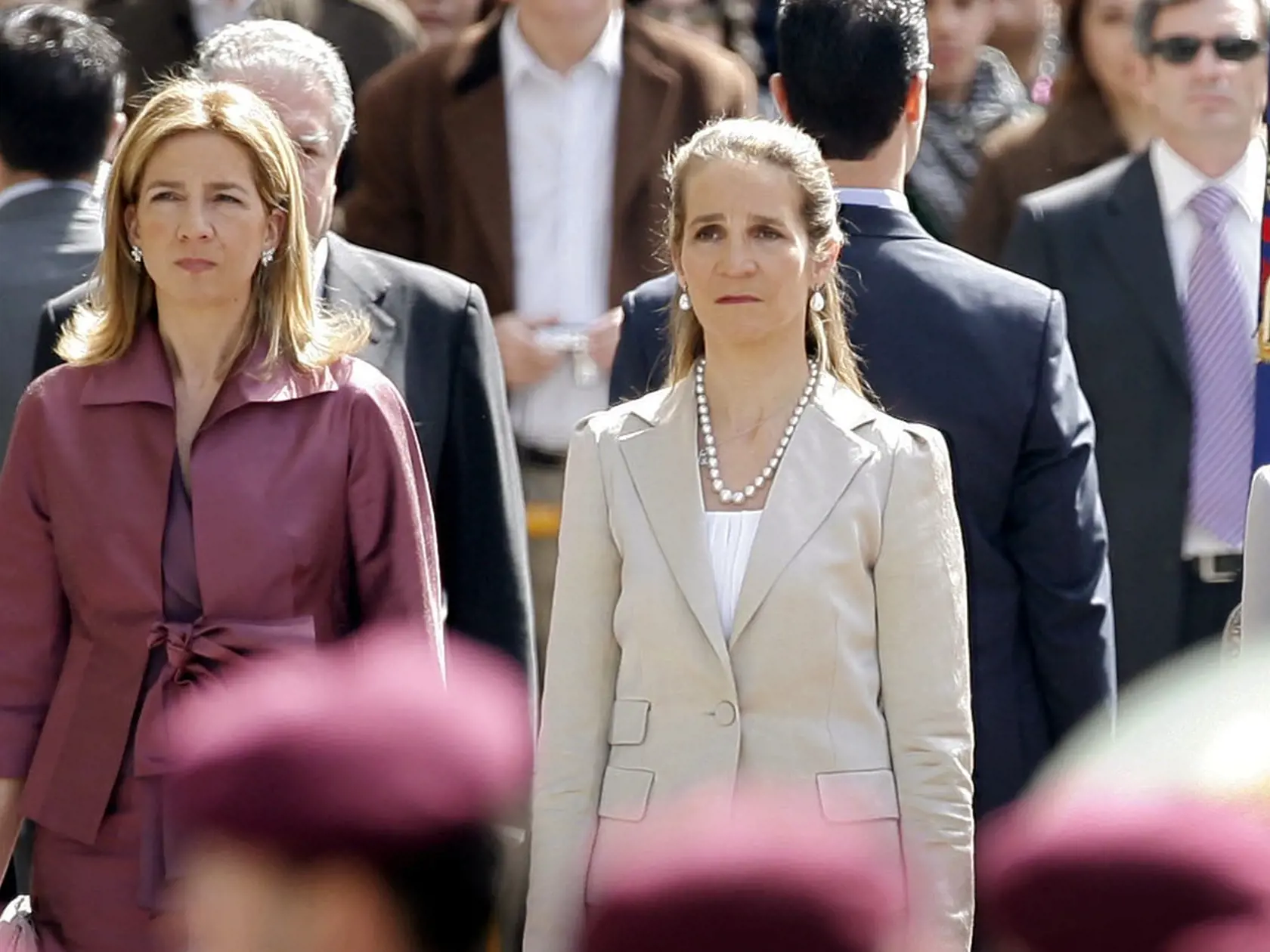 Na archívnej snímke z 16. apríla 2008 španielska princezná Cristina (vľavo) a španielska princezná Elena počúvajú národnú hymnu v Madride. Španielska kráľovská rodina sa v stredu 3. marca 2021 dostala pod paľbu kritiky po tom, ako sestry kráľa Filipa VI. potvrdili, že ich zaočkovali proti koronavírusu SARS-CoV-2 vo februári počas návštevy svojho otca v Spojených arabských emirátoch (SAE). Princezné tým obišli španielske pravidlá v oblasti očkovania. Informovala o tom agentúra AFP.