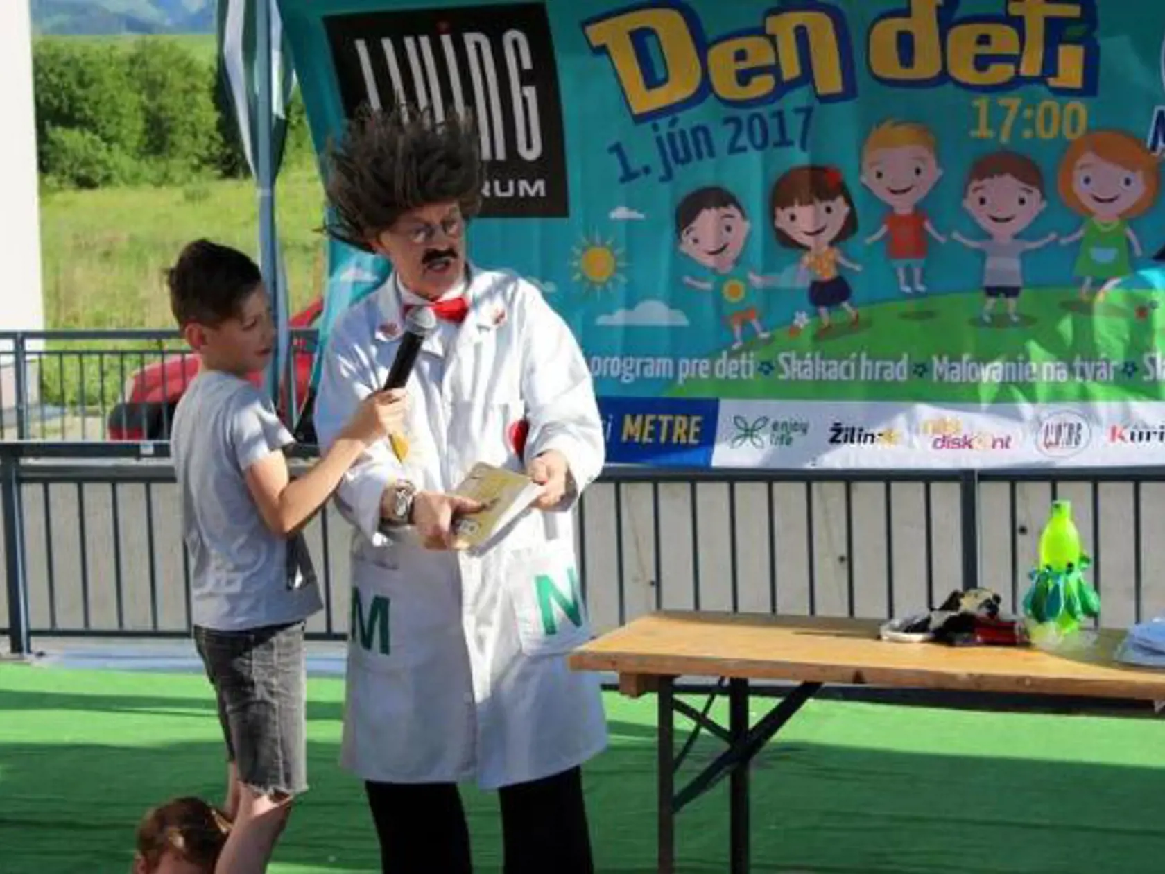  Majstra N  do poslednej chvíle rozdával radosť deťom. Svedčí o tom aj tento záber, ktorý je z tohtoročného dňa detí, čiže z 1. júna.