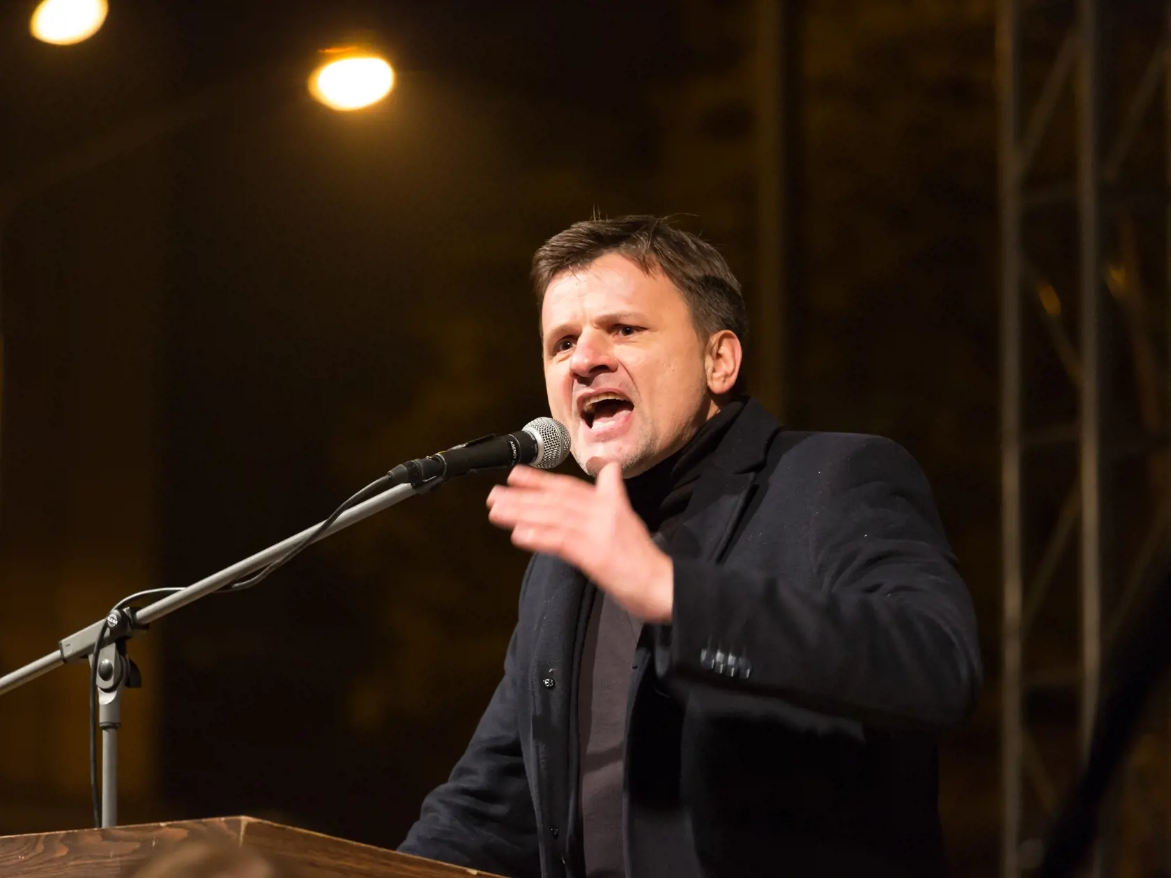 Rád vystupuje na protestných zhromaždeniach.