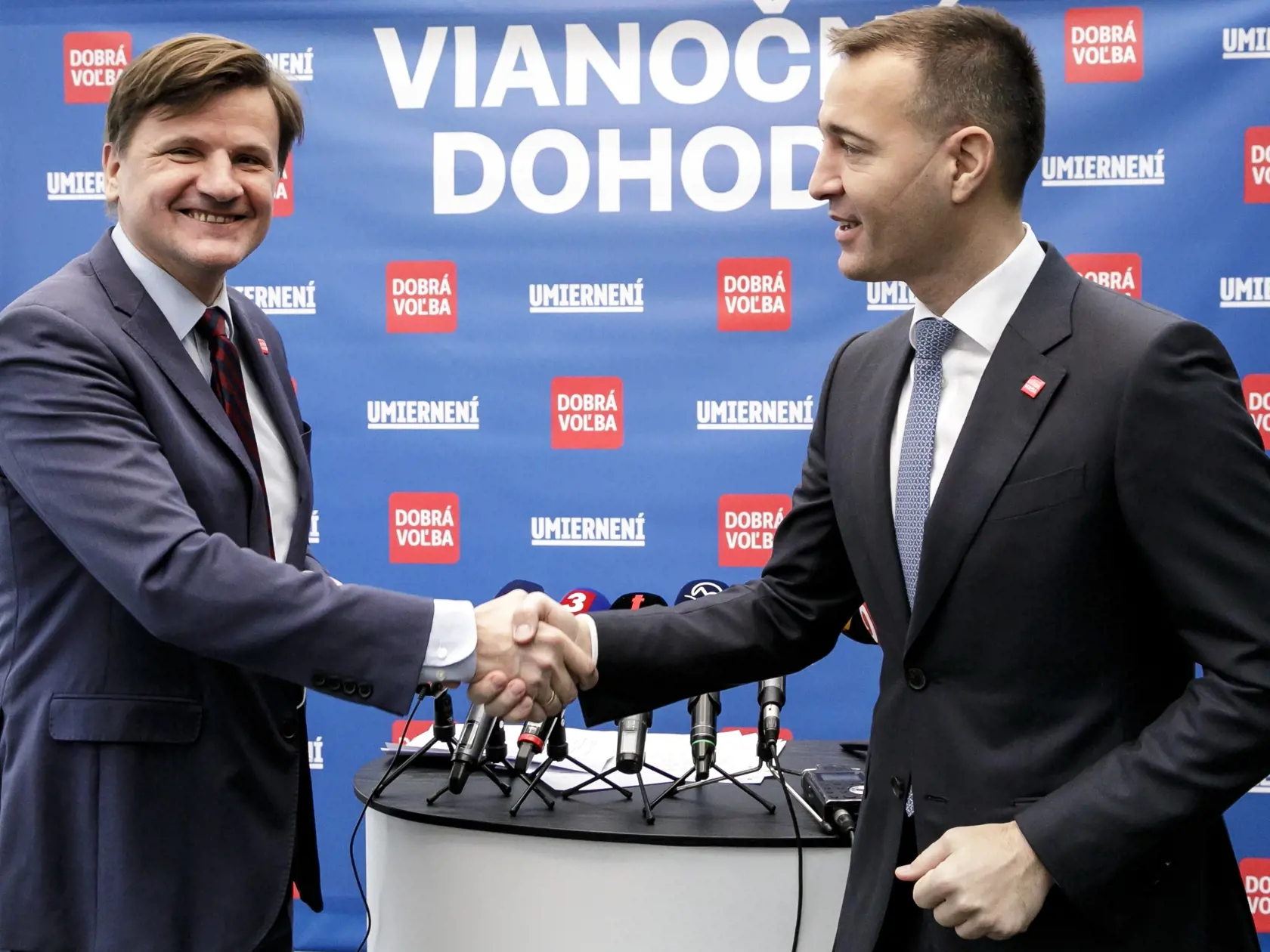 Na snímke sprava politici, šéf mimoparlamentnej Dobrej voľby Tomáš Drucker a expredseda neparlamentného KDH Alojz Hlina počas tlačovej konferencie na tému Vianočná dohoda - Spájame sily v Bratislave. Drucker medzičasom zo strany odišiel.