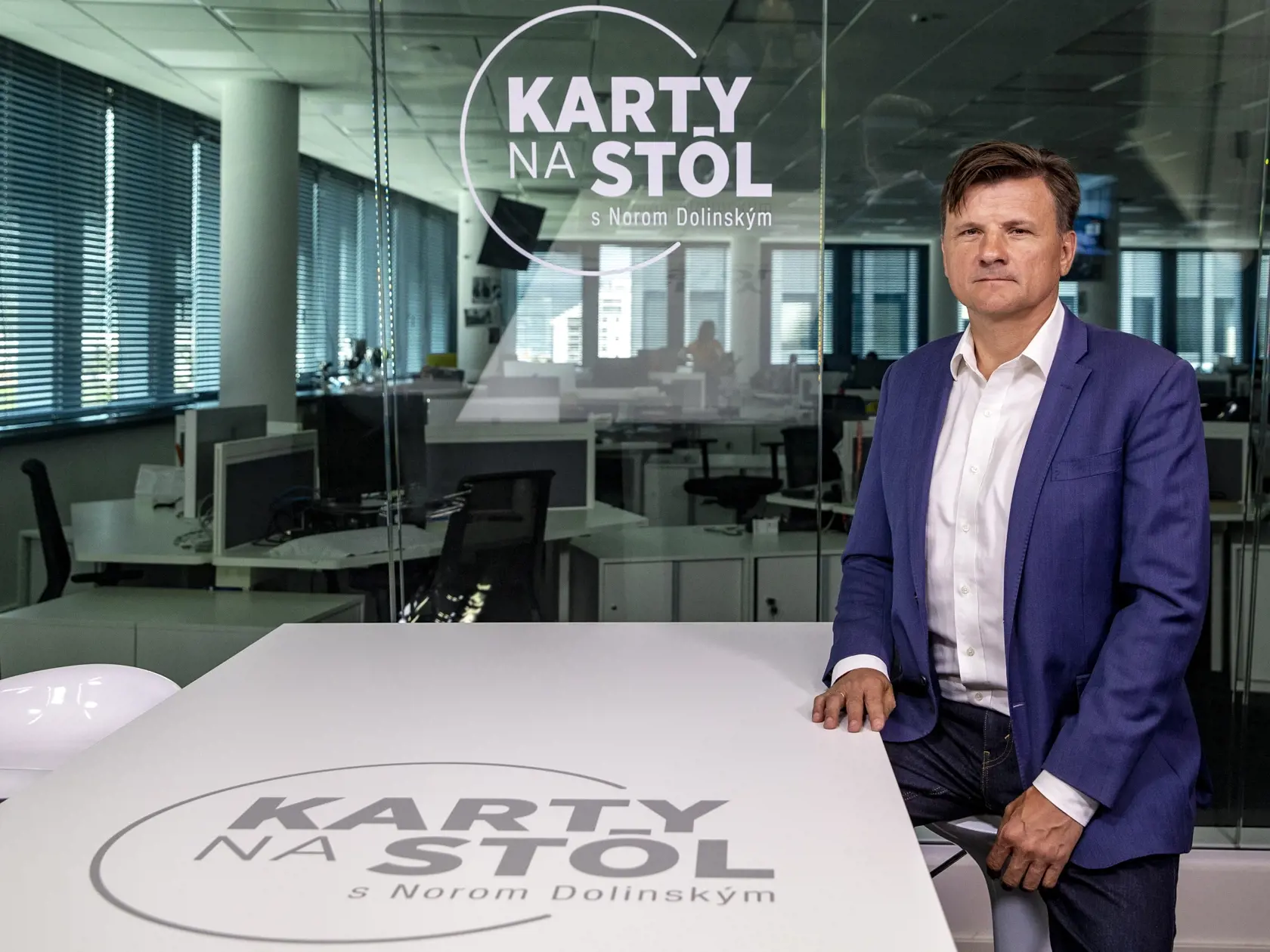 Diskusná relácia "Karty na stôl", ktorej hosťom bol Alojz Hlina. 