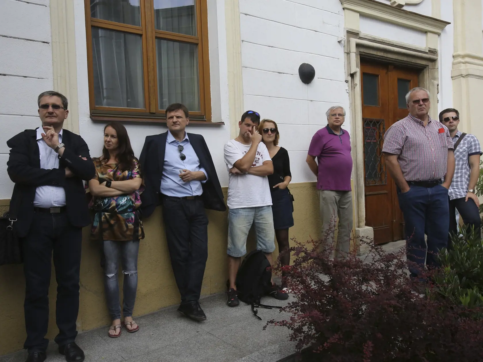 Fotka staršieho dáta: Protest organizovaný opozičnými stranami OĽANO a SaS za odvolanie ministra vnútra R. Kaliňáka na Mám. SNP a pochodom k bytu R. Fica v bytovom komplexe Bonaparte.