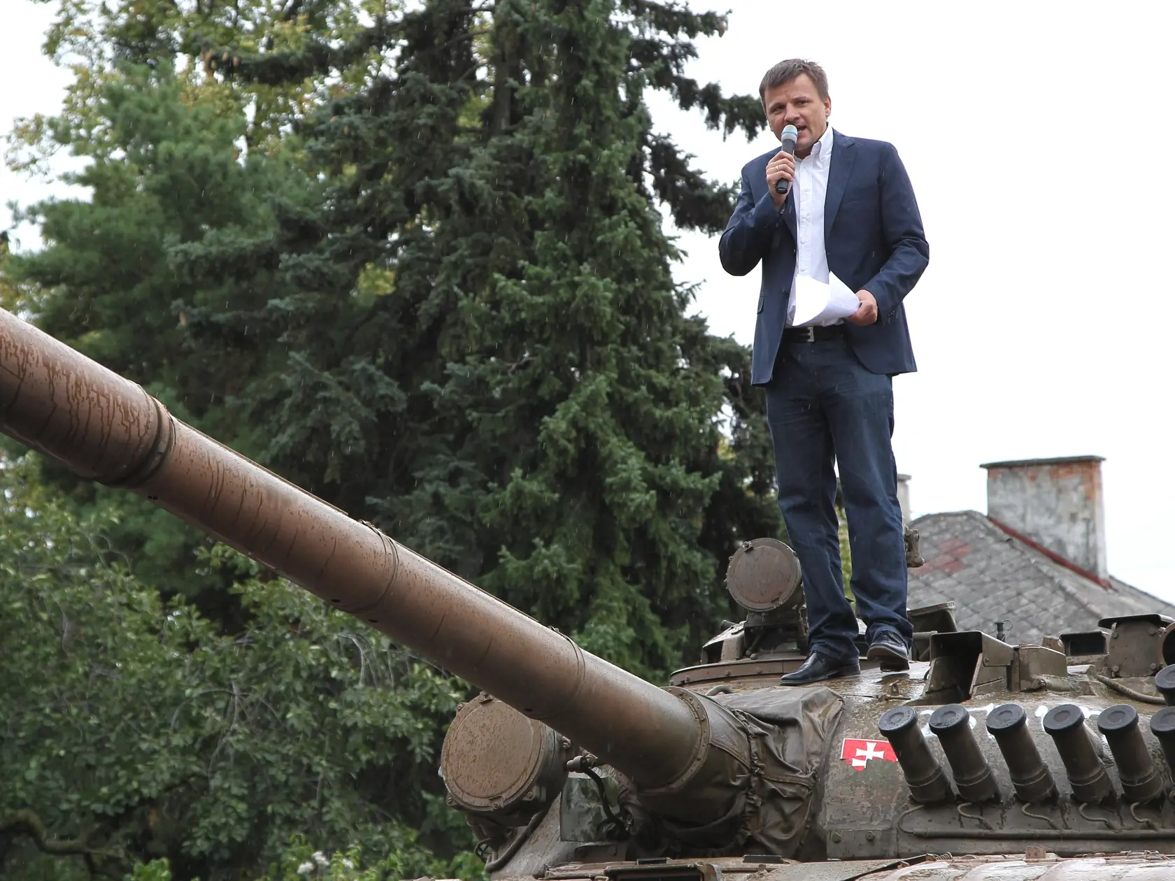 Alojz Hlina kedysi dokonca doviezol tank pred dom Vasila Biľaka, ktorý podpísali vpád sovietskych vojsk do Československa, aby aj on videl, aké je to pozerať sa do hlavne tanku.