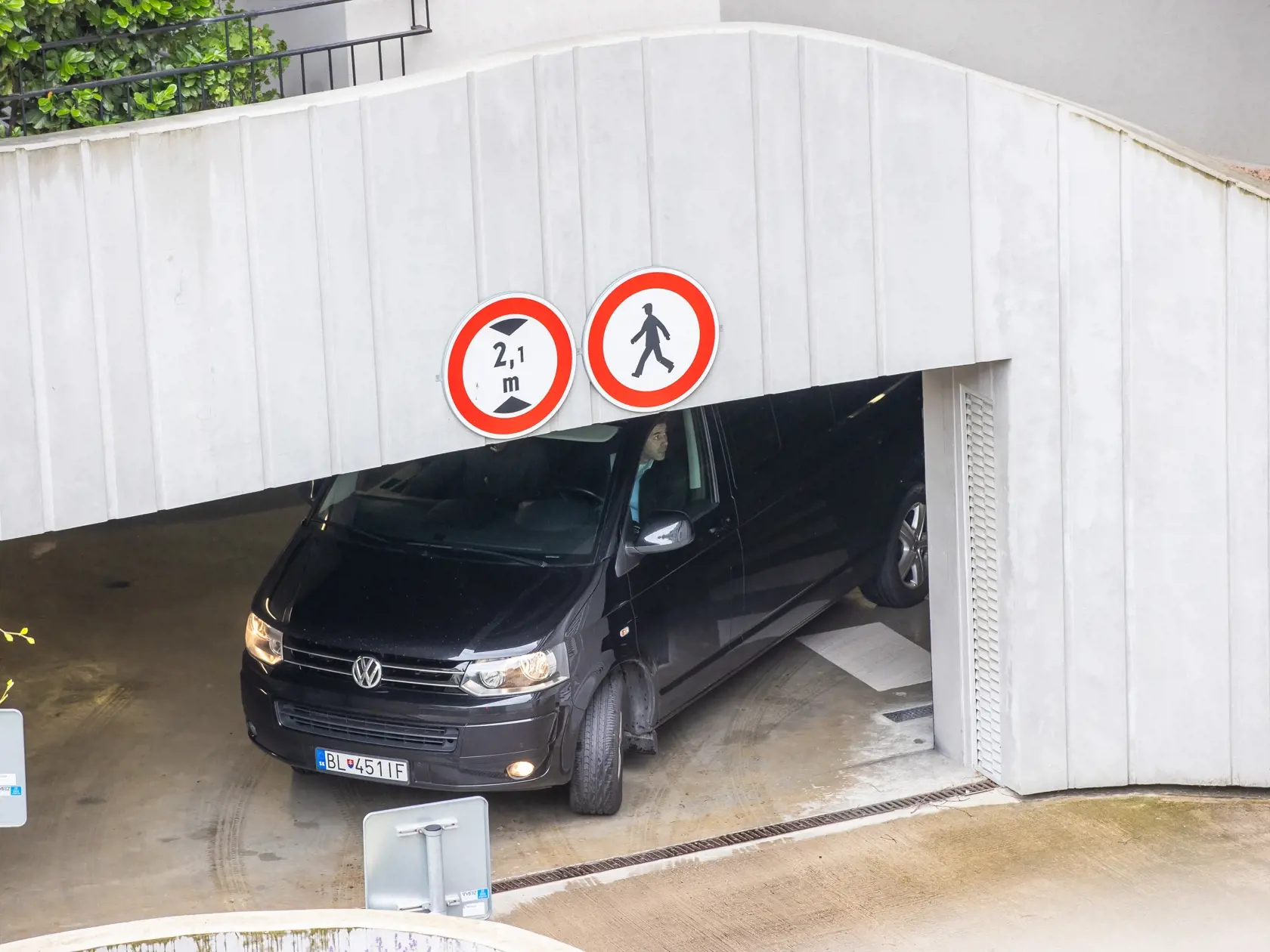 Policajný doprovod pred Sokolská residence kde býva premiér Robert Fico. 