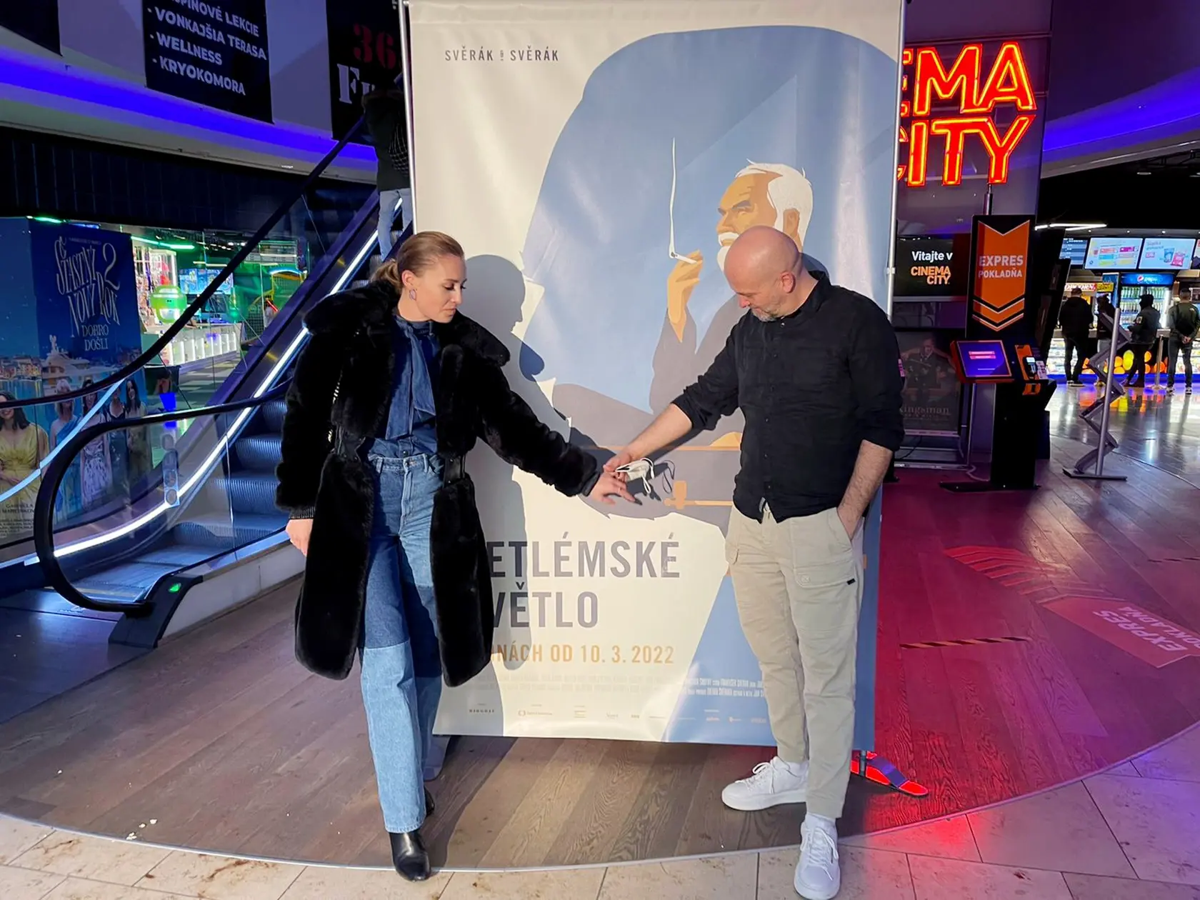 Na premiéru filmu prišla aj Mária Čírová s manželom.