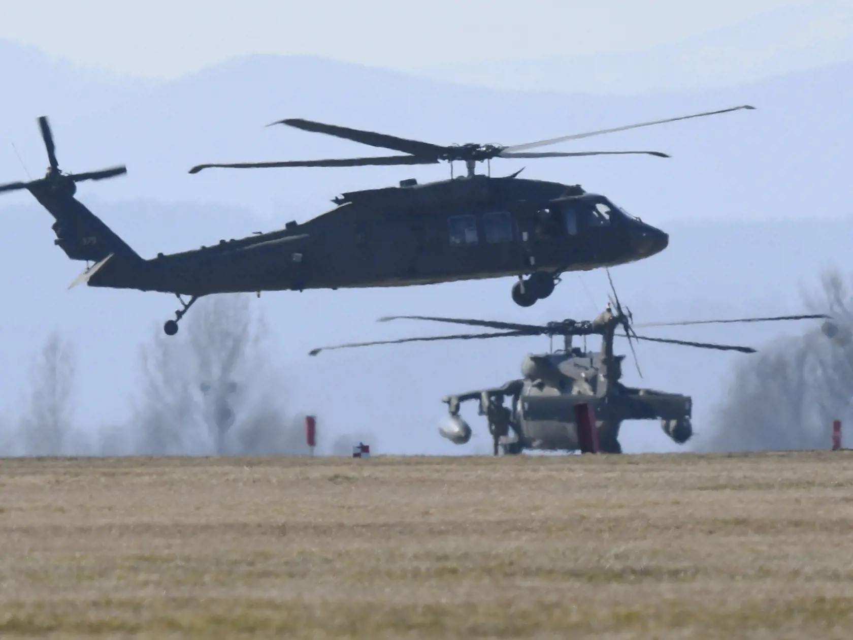 Na snímke pristávanie vrtuľníka Blackhawk na leteckej základni v Prešove 21. marca 2021.