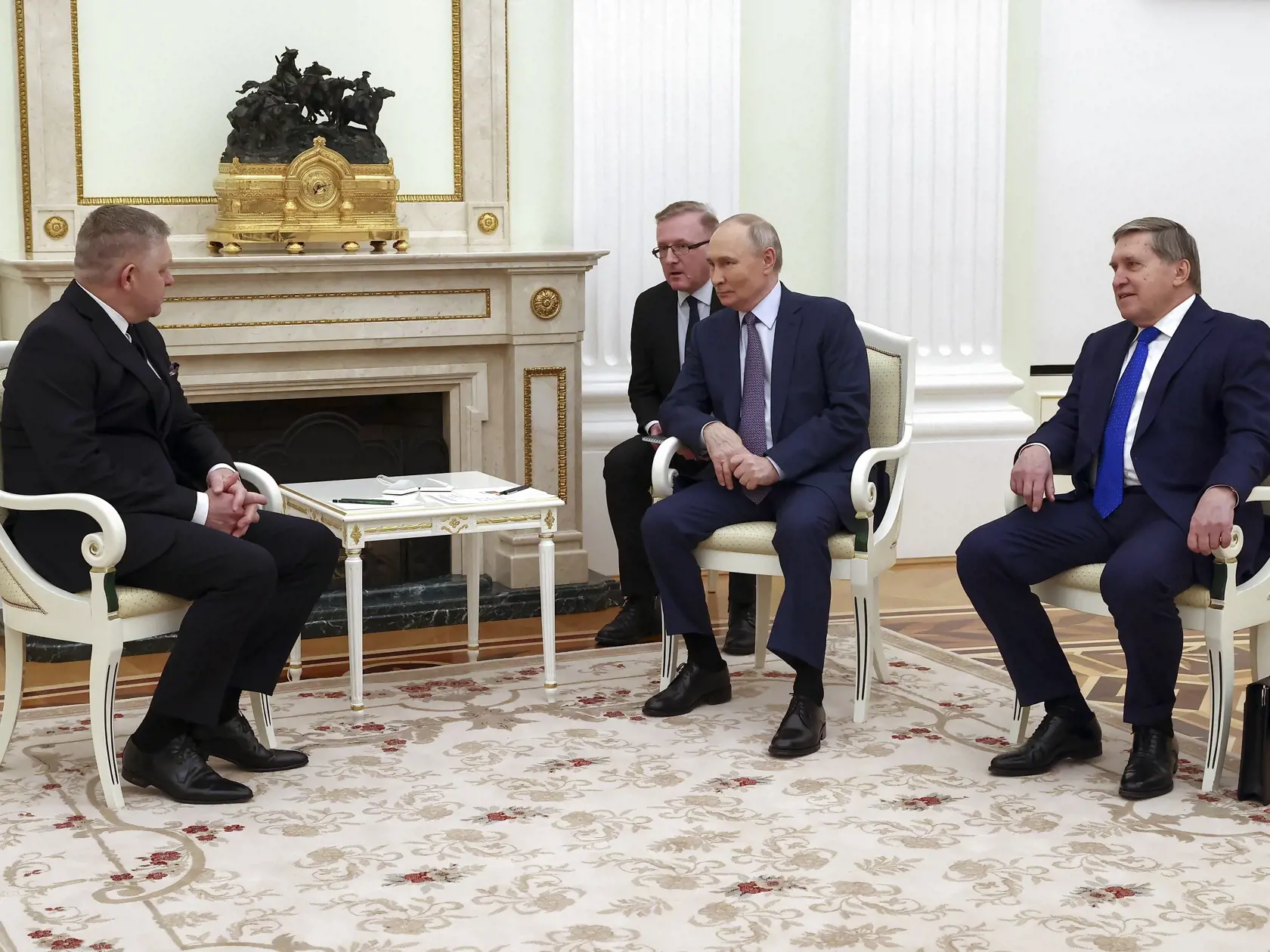 Ruský prezident Vladimir Putin (druhý vpravo) a slovenský premiér Robert Fico (vľavo) počas stretnutia v Moskve 22. decembra 2024.