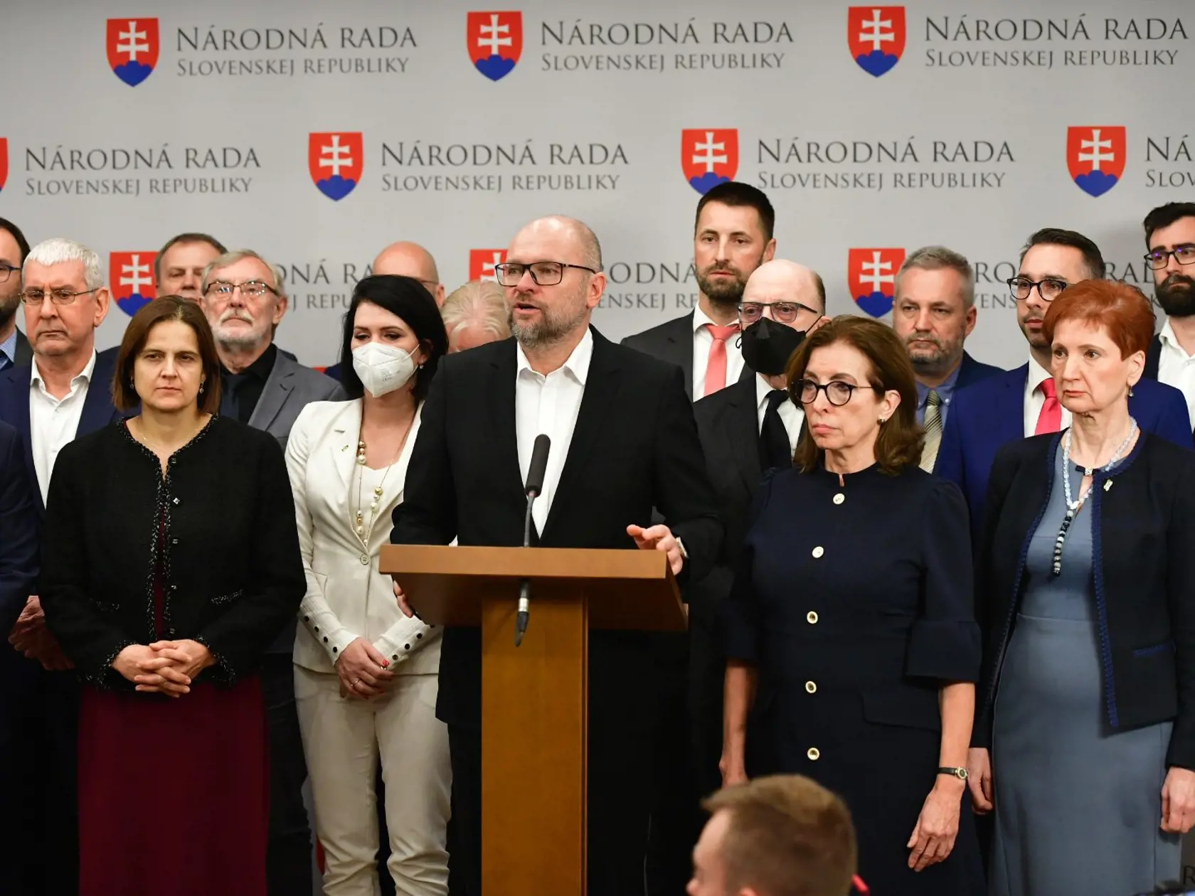 Na snímke uprostred predseda SaS Richard Sulík počas tlačovej konferencie SaS po vyslovení nedôvery vláde Eduarda Hegera (OĽANO) vo štvrtok 15. decembra 2022. Národná rada (NR) SR vo štvrtok vyslovila nedôveru vláde Eduarda Hegera. Za jej pád hlasovalo 78 poslancov. Vláda bude ďalej fungovať v demisii s obmedzenými právomocami. FOTO TASR - Jaroslav Novák