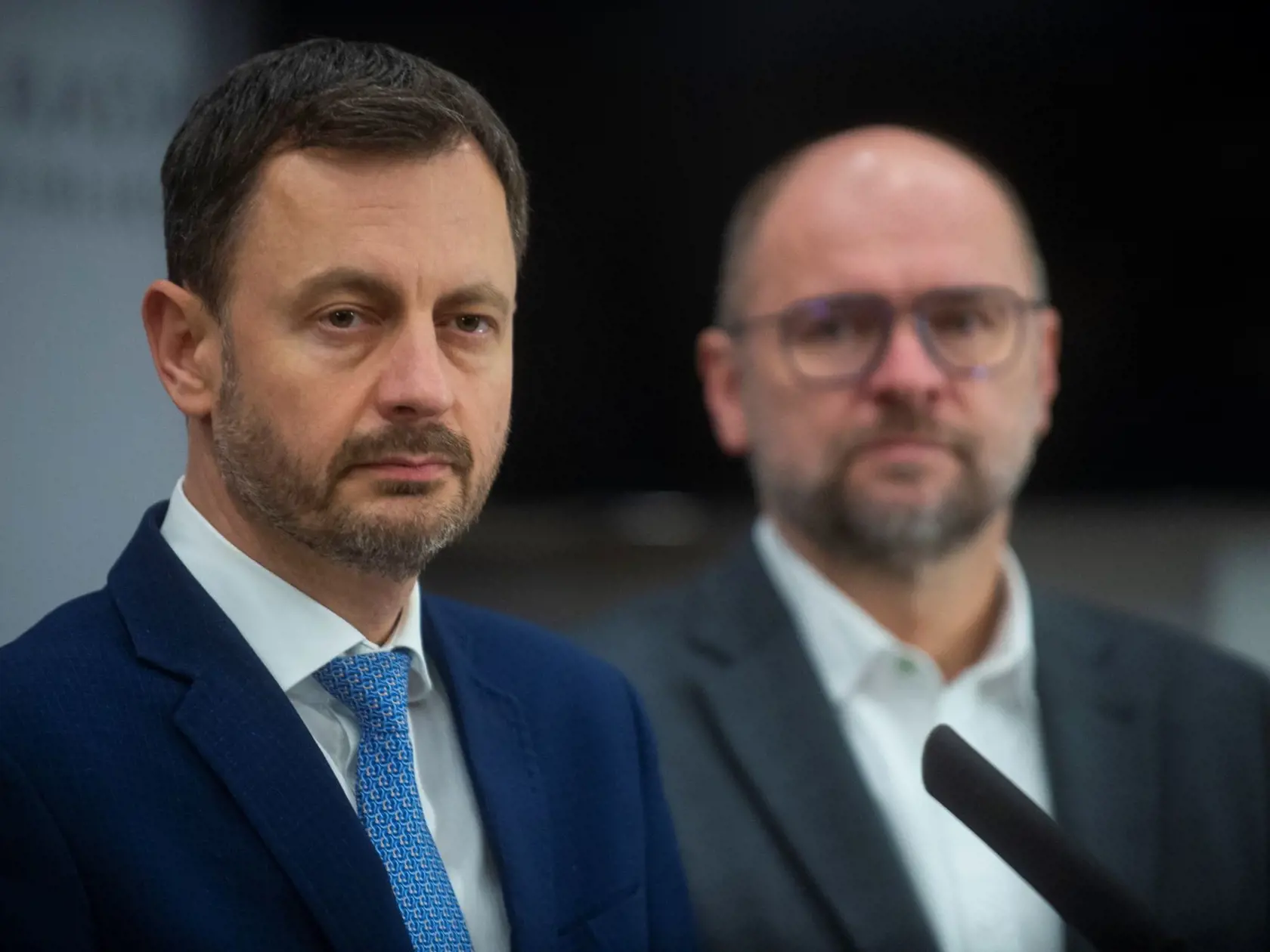 Na snímke zľava predseda vlády SR Eduard Heger (OĽaNO) a predseda SaS Richard Sulík počas tlačovej konferencie k rokovaniu o rozpočte 20. decembra 2022 v Bratislave.