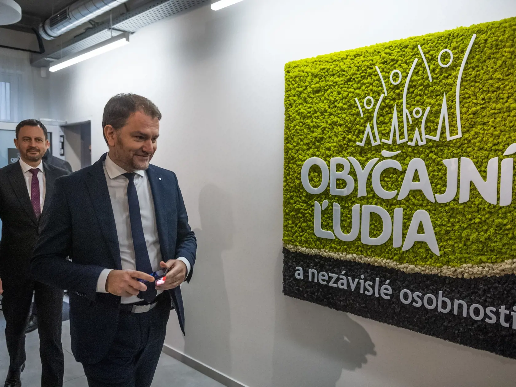 Tlačová konferencia predstaviteľov hnutia Obyčajní ľudia a nezávislé osobnosti (OĽANO) v Bratislave 15. decembra 2022. Na snímke vpravo minister financií Igor Matovič, vľavo predseda vlády SR Eduard Heger. FOTO TASR - Jaroslav Novák
