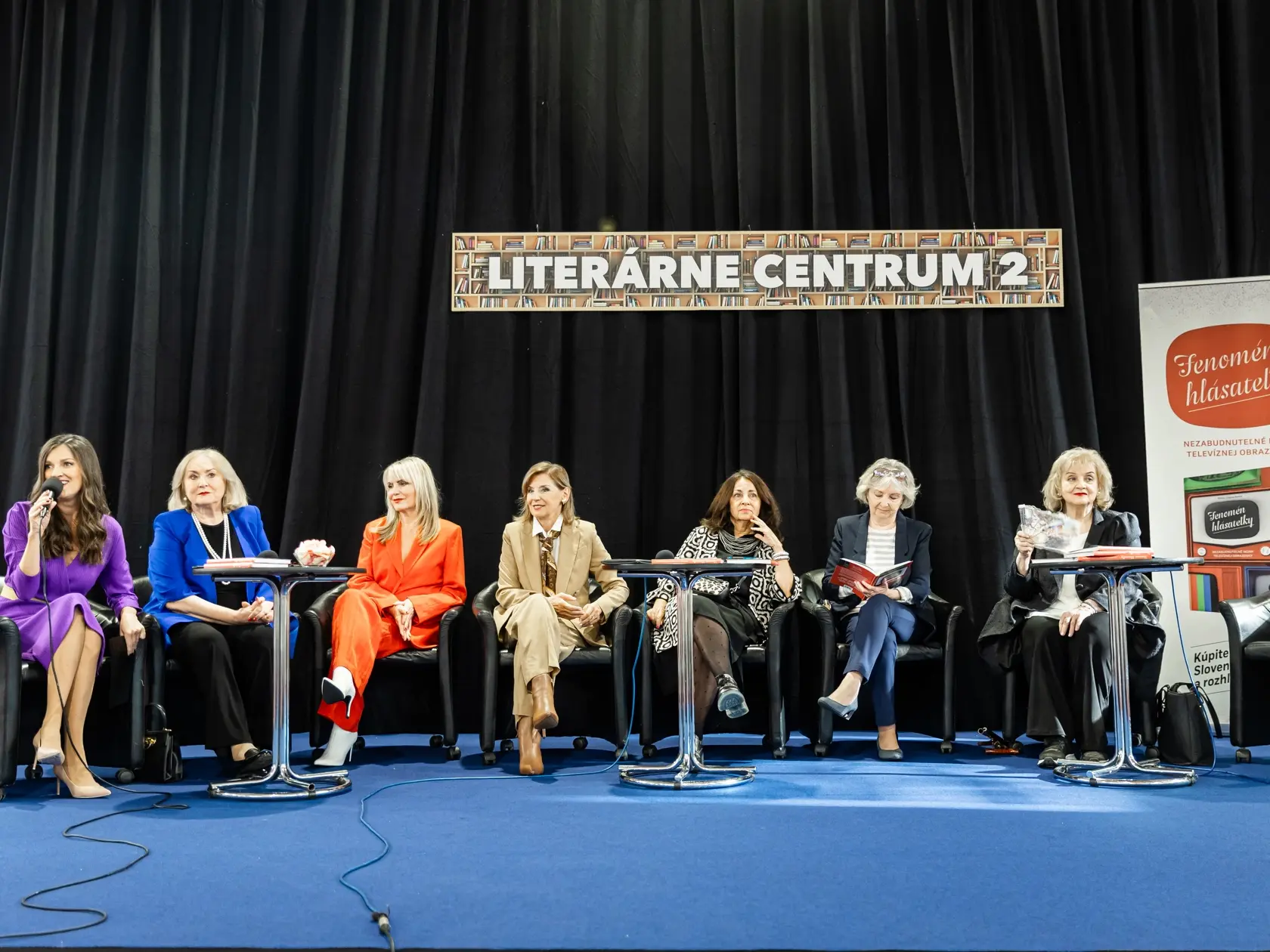 Krst knihy “Fenomén hlásateľky” v Bratislave.  Na snímke Hana Rapantová, Ada Straková, Emma Tekelyová, Alena Heribanová, Silvia Lispuchová, Jana Hauserová a Nora Beňačková.