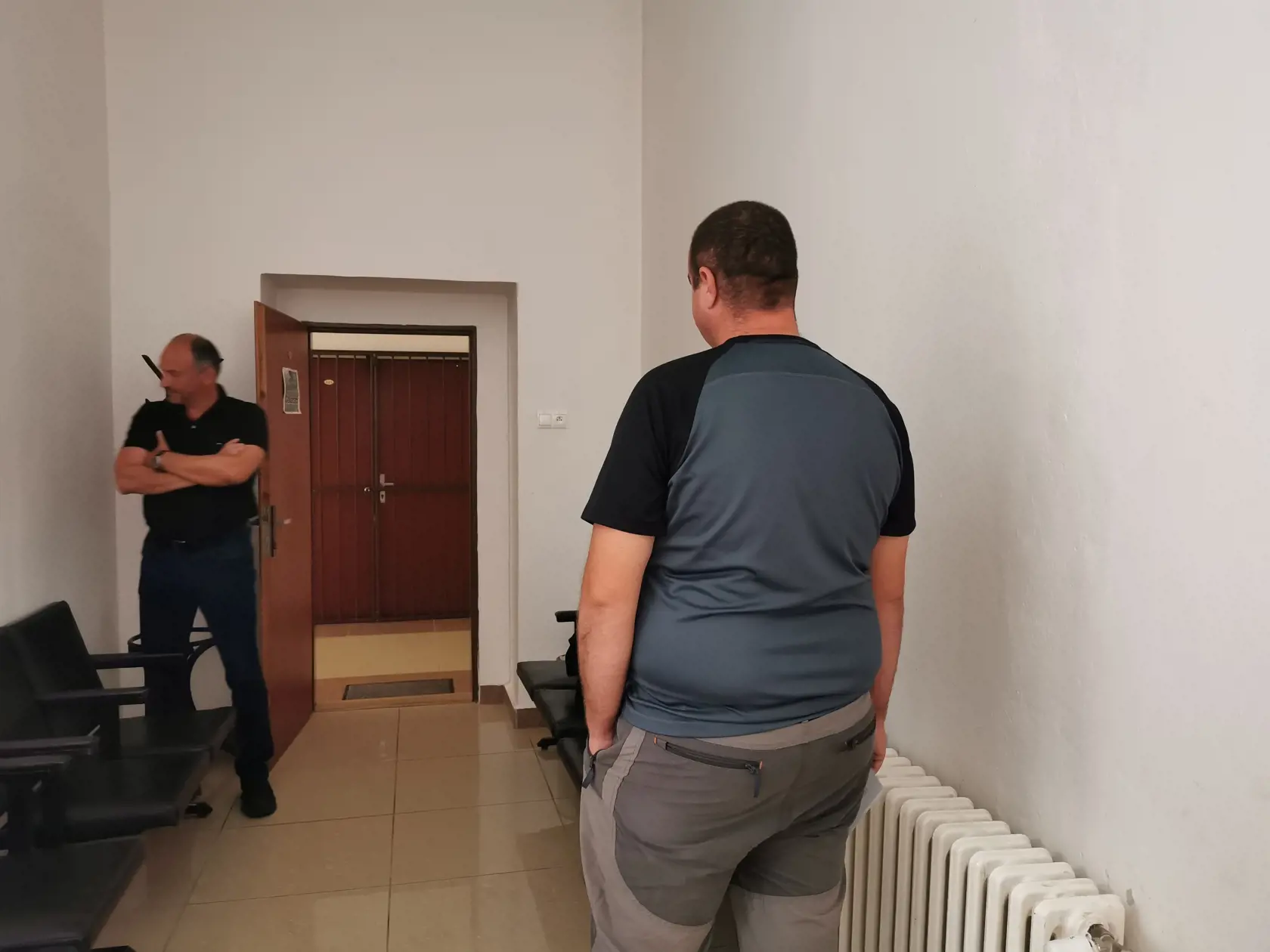 Obvinený Andrej (vpravo) si najprv vypisoval s 13-ročným dievčaťom, potom si s ním dohodol rande a na záver vytasil na chlapcov vo veku od 13 do 15 rokov pištoľ.