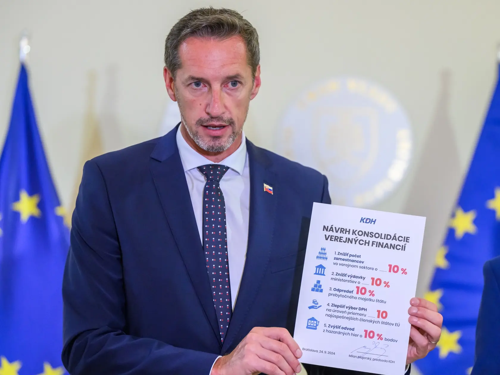 Na snímke zľava predseda opozičného Kresťanskodemokratického hnutia (KDH) Milan Majerský.