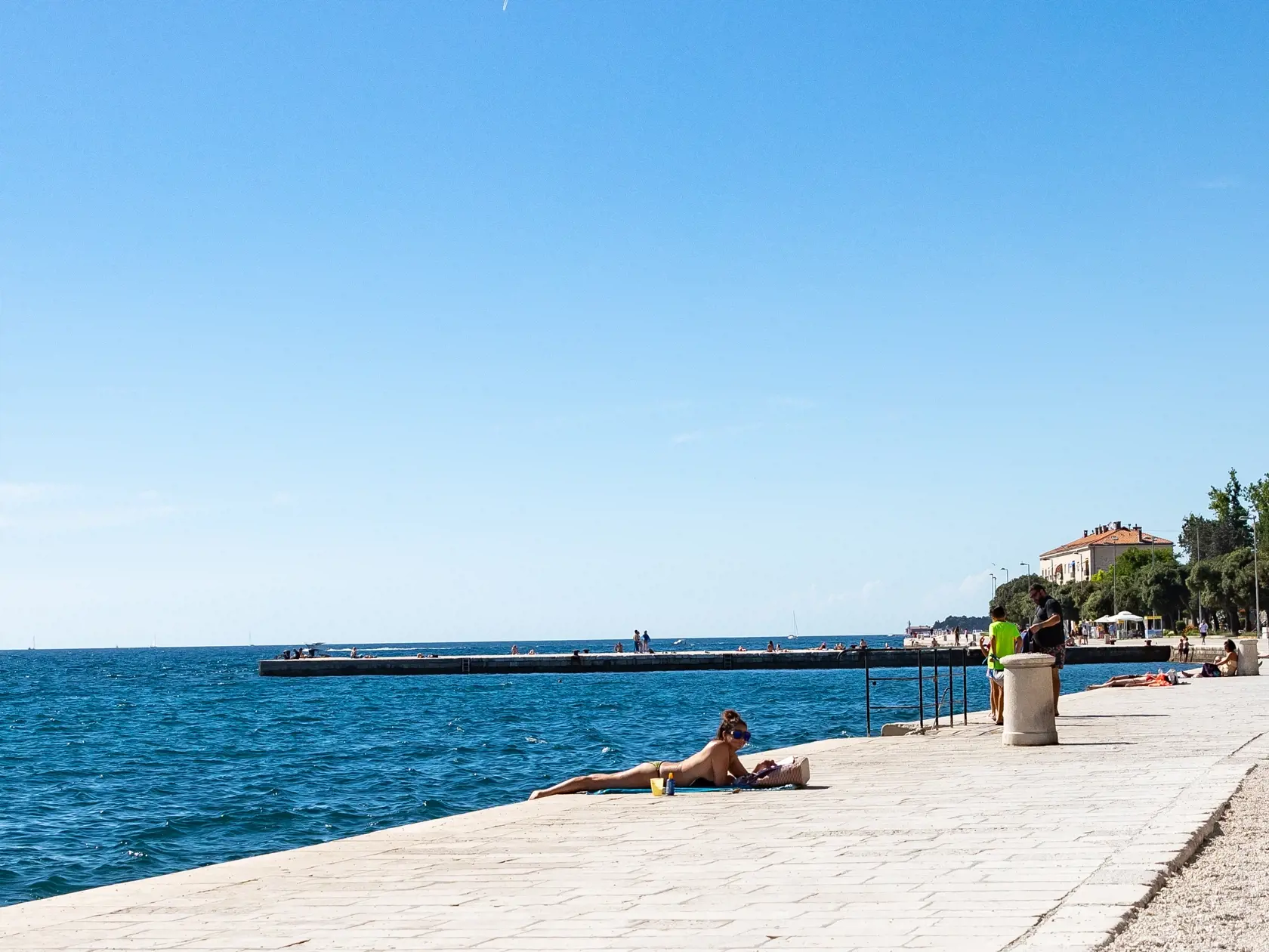 Dovolenka v Chorvátsku po viac ako roku pandémie. V najobľúbenejšej destinácii Slovákov vítajú turistov s otvorenou náručou. Kontroly sú minimálne, no Chorváti dodržiavajú všetky opatrenia, aby prilákali čo najviac ľudí.
