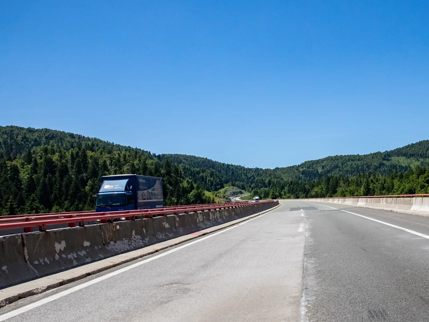 Dovolenka v Chorvátsku po viac ako roku pandémie. V najobľúbenejšej destinácii Slovákov vítajú turistov s otvorenou náručou. Kontroly sú minimálne, no Chorváti dodržiavajú všetky opatrenia, aby prilákali čo najviac ľudí.