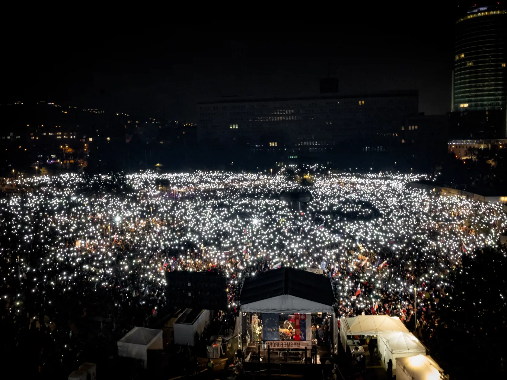 Protestné zhromaždenie na bratislavskom Námestí slobody organizované občianskym združením Mier Ukrajine. Rekordná účasť odhadom presiahla 60 tisíc protestujúcich vďaka odporu k aktuálnej politickej situácii na Slovensku.
