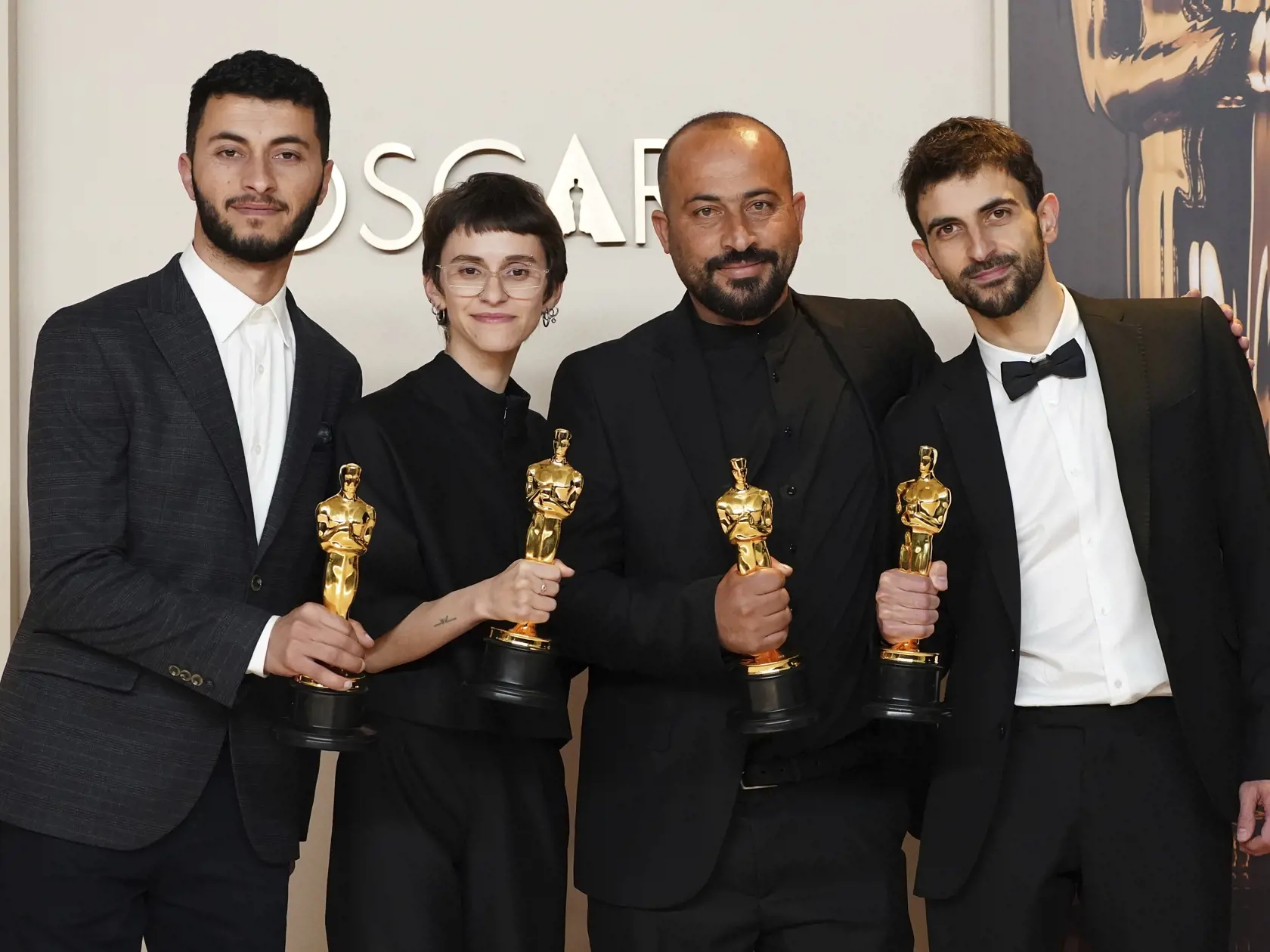 KK6 Los Angeles - Zľava Basel Adra, Rachel Szorová, Hamdan Ballal a Juval Abraham pózujú s cenou v kategórii najlepší dokumentárny film za snímku Žiadna iná krajina (No Other Land) na 97. ročníku odovzdávania Oscarov 3. marca 2025 v Los Angeles. FOTO TASR/AP
Basel Adra, from left, Rachel Szor, Hamdan Ballal, and Yuval Abraham, winners of the award for best documentary feature film for "No Other Land," pose in the press room at the Oscars on Sunday, March 2, 2025, at the Dolby Theatre in Los Angeles. (Photo by Jordan Strauss/Invision/AP)
