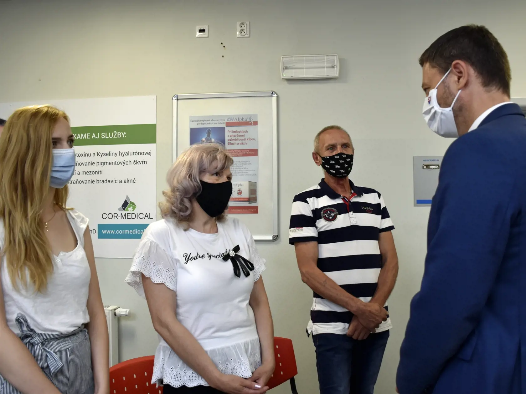 Ambulantní lekári začali vo štvrtok oficiálne očkovať proti ochoreniu COVID-19. Podávať budú očkovaciu látku Comirnaty od spoločnosti Pfizer/ Biontech. Na brífingu v Dolnom Kubíne to oznámil premiér Eduard Heger (OĽANO). Na snímke premiér Eduard Heger (vpravo) počas rozhovoru s práve zaočkovanými ľuďmi u ambulantného lekára v Dolnom Kubíne 1. júla 2021. FOTO TASR - Miroslava Mlynárová 