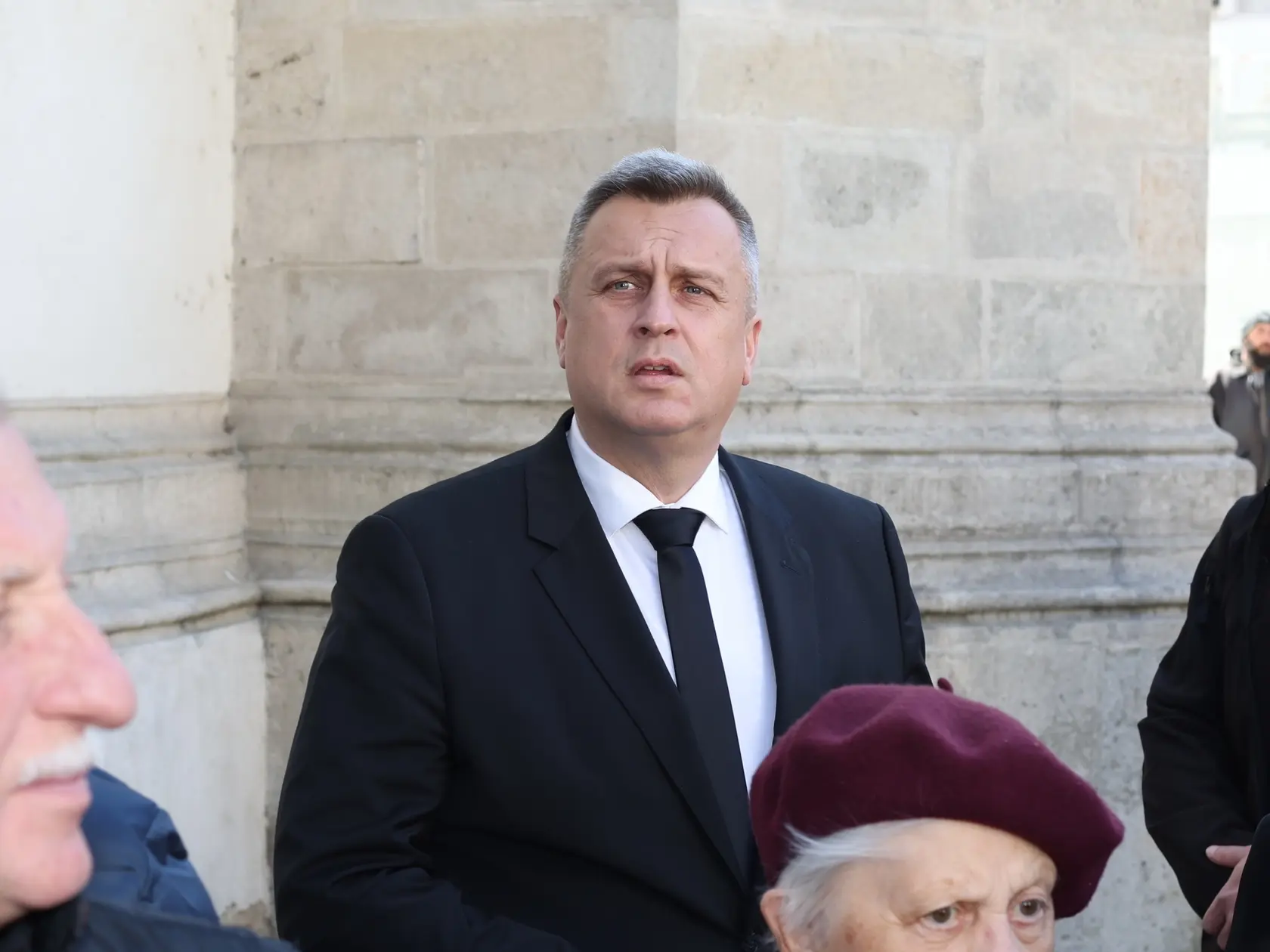 Koaličná SNS predloží návrh na zrušenie transakčnej dane pre malých podnikateľov a živnostníkov na májovú schôdzu Národnej rady (NR) SR. Plánovala ju predložiť už na aktuálnu schôdzu formou pozmeňujúceho návrhu k zákonu o dani z príjmov. V koalícii však pre daný zámer nenašla podporu. TASR o tom informovala hovorkyňa SNS Zuzana Škopcová.