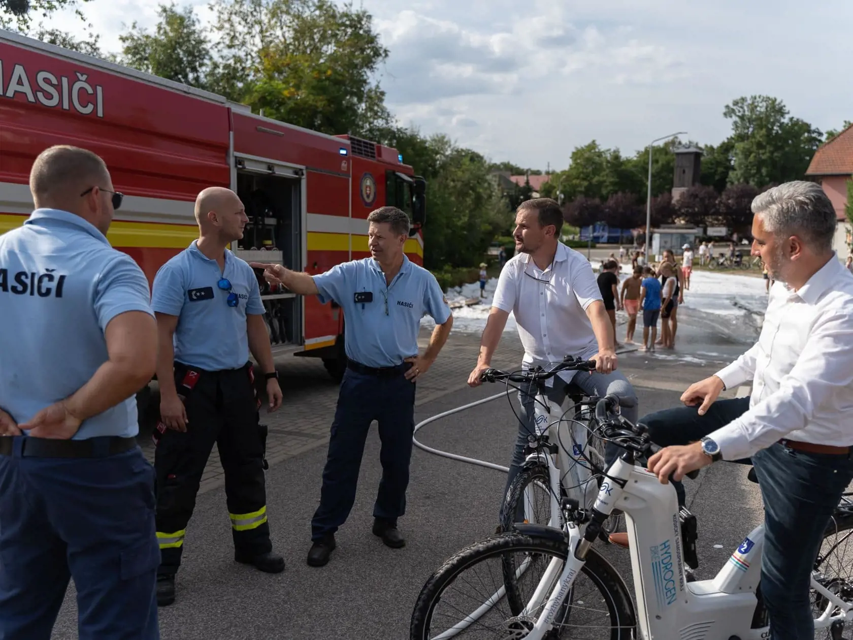 Trnka sa v predvolebnej kampani predstavil v neuveriteľných situáciach. Napríklad úlohou hasičov bolo vytvoriť penu, aby sa Trnka mohol po nej prevážať na bicykli.