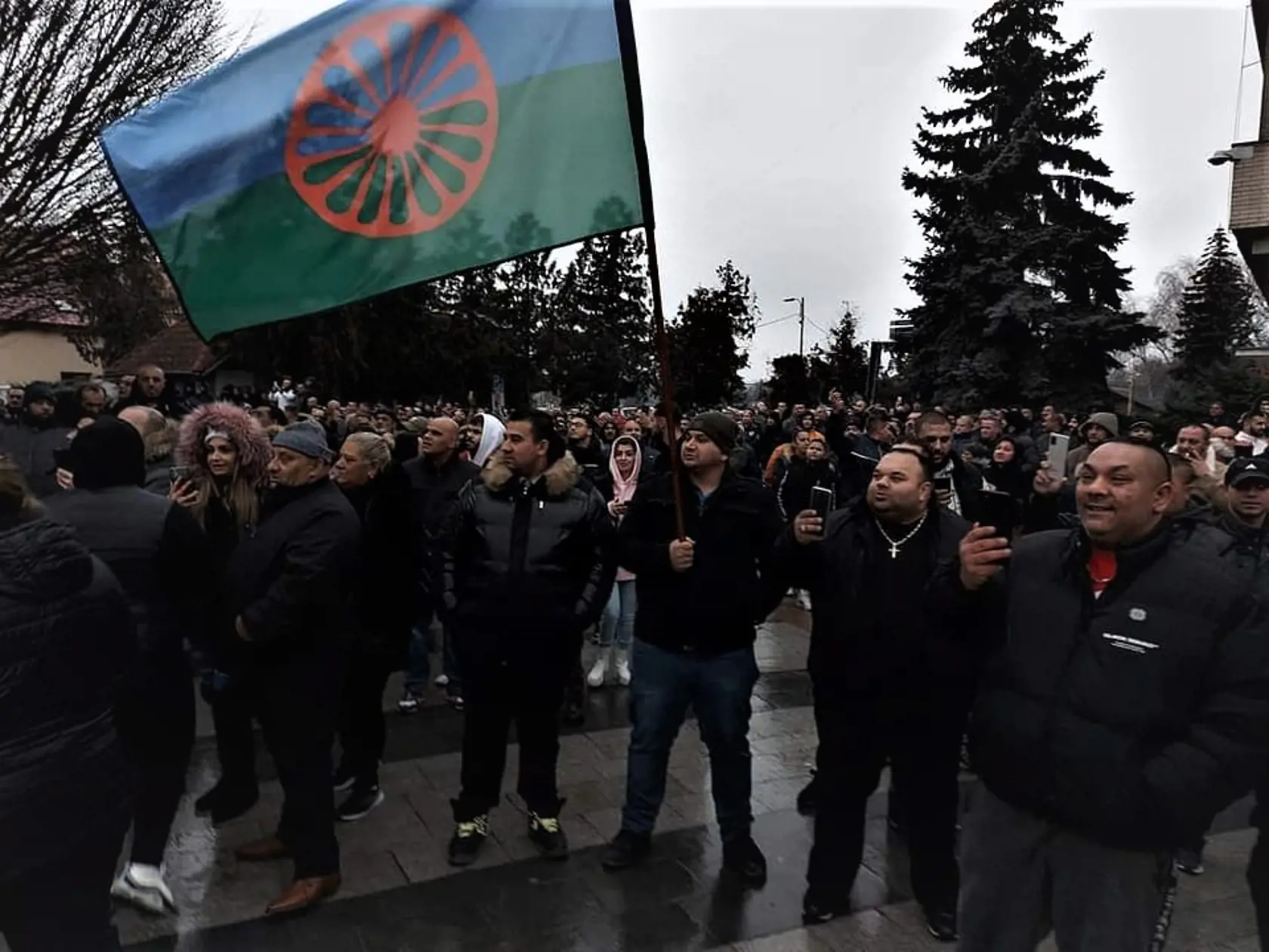 Stovky Rómov si prišli dnes (8.1.) uctiť jej pamiatku na námestie v Michalovciach, aby vyjadrili svoj súcit s príbuznými obete.