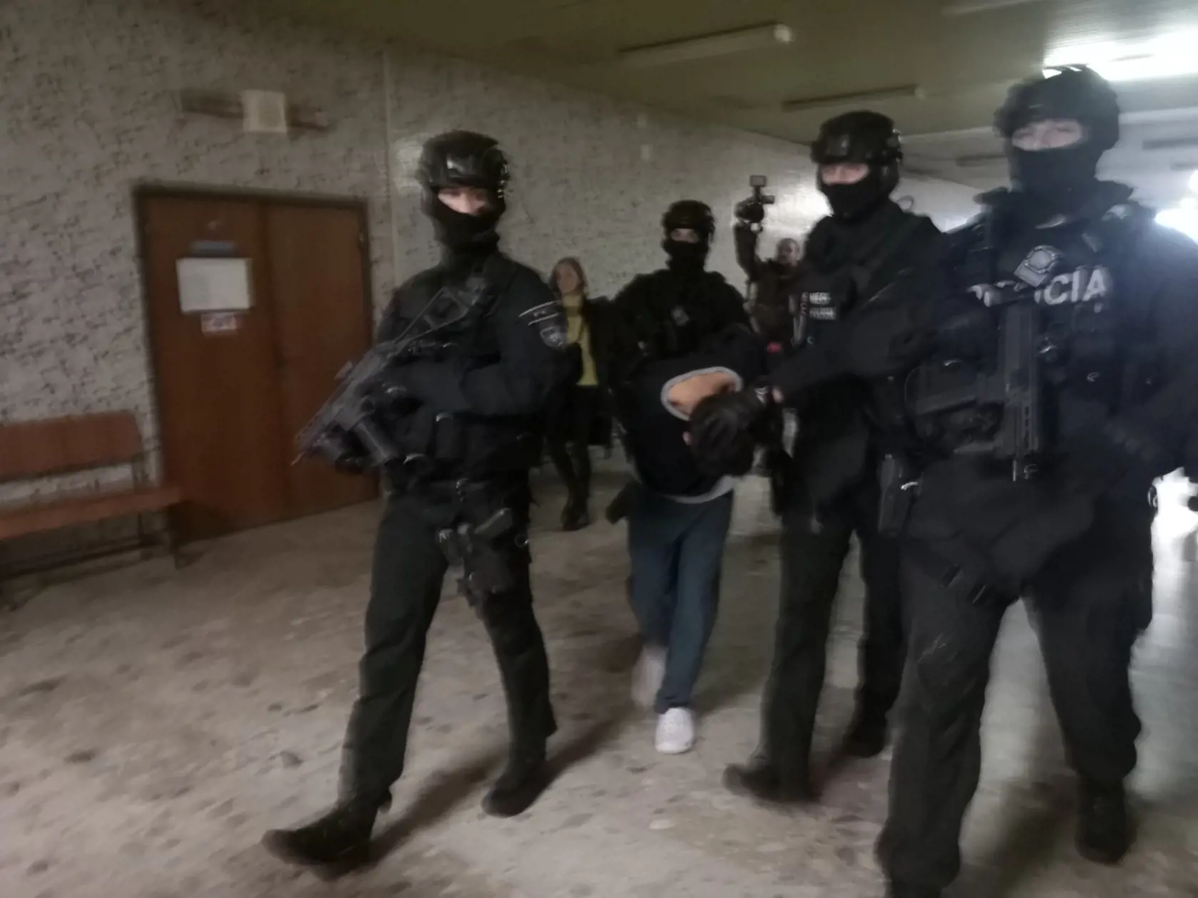 Údajného vraha Eriky z Michaloviec priviezli na súd v Košiciach v putách.