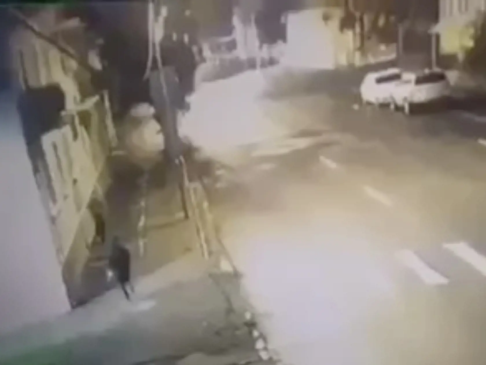 Polícia zatiaľ páchateľa stále nestotožnila.