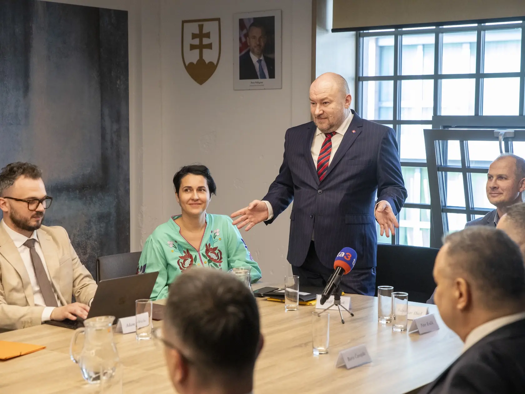 Na snimke je prvé zasadnutie Rady pre šport ministra Cestovného ruchu a športu Rudolfa Huliaka.
Minister Rudolf Huliak predstavuje Radu ministra pre šport.