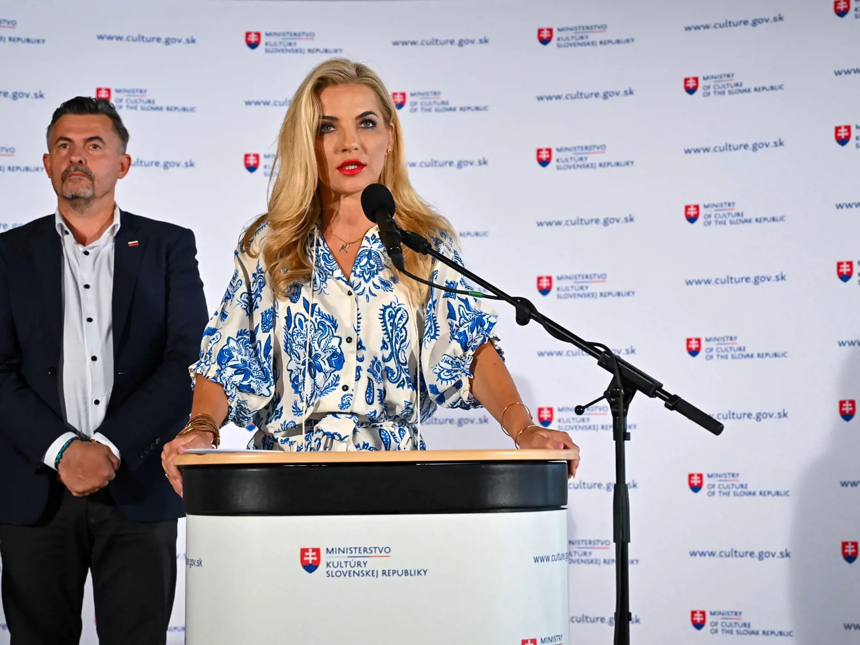 Na snímke Martina Šimkovičová a Lukáš Machala počas tlačovej konferencie.