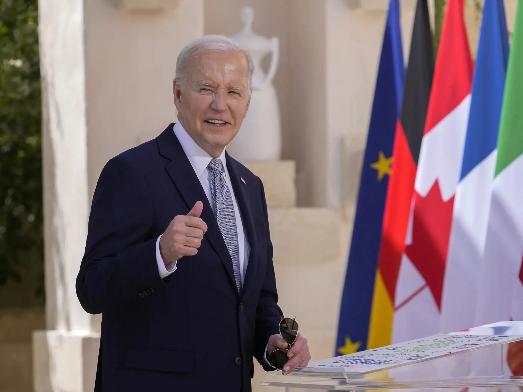 Na snímke americký prezident Joe Biden prichádza na summit svetových lídrov G7 v meste Borgo Egnazia v regióne Apúlia na juhovýchode Talianska vo štvrtok 13. júna 2024. Na trojdňovom summite sa zúčastní aj ukrajinský prezident Volodymyr Zelenskyj. Témami pracovných rokovaní prvého dňa budú Afrika, klimatická zmena, Blízky východ a Ukrajina.