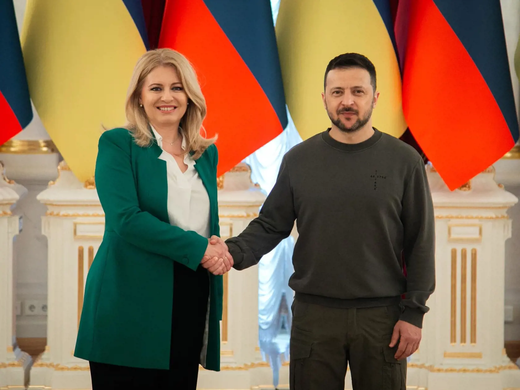 Ukrajinský prezident podľa nej zase bráni "princípy a pravidlá, ktoré zaručili európskemu kontinentu desaťročia mieru a ktoré dnes Ruská federácia v jeho krajine tak flagrantne pošliapava".
