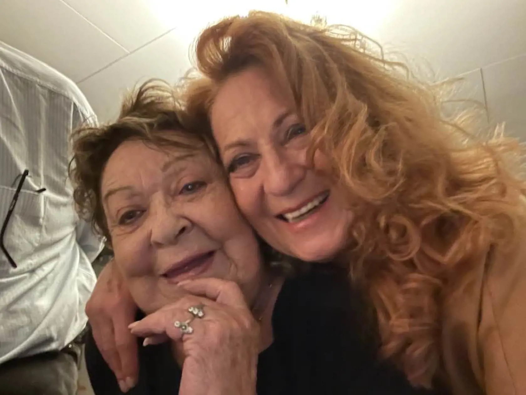 Jiřina Bohdalová na foto s dcérou Simonou Stašovou. Takto spolu silvestrovali. Na Jiřine vidno, že v ostatnom období ju zdravie poriadne vytrápilo.