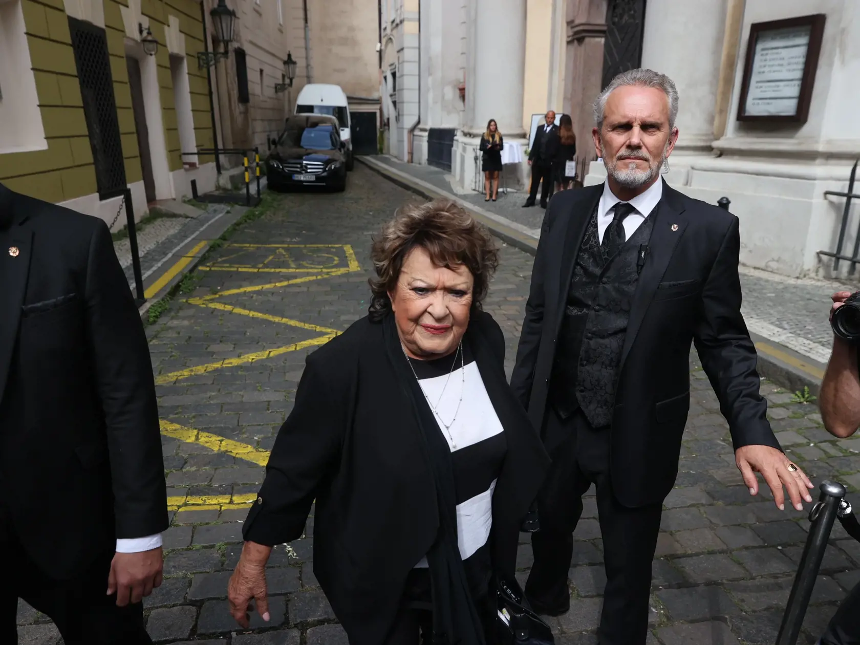 Posledná rozlúčka s Hanou Zagorovou. Na snímke Jiřina Bohdalová.