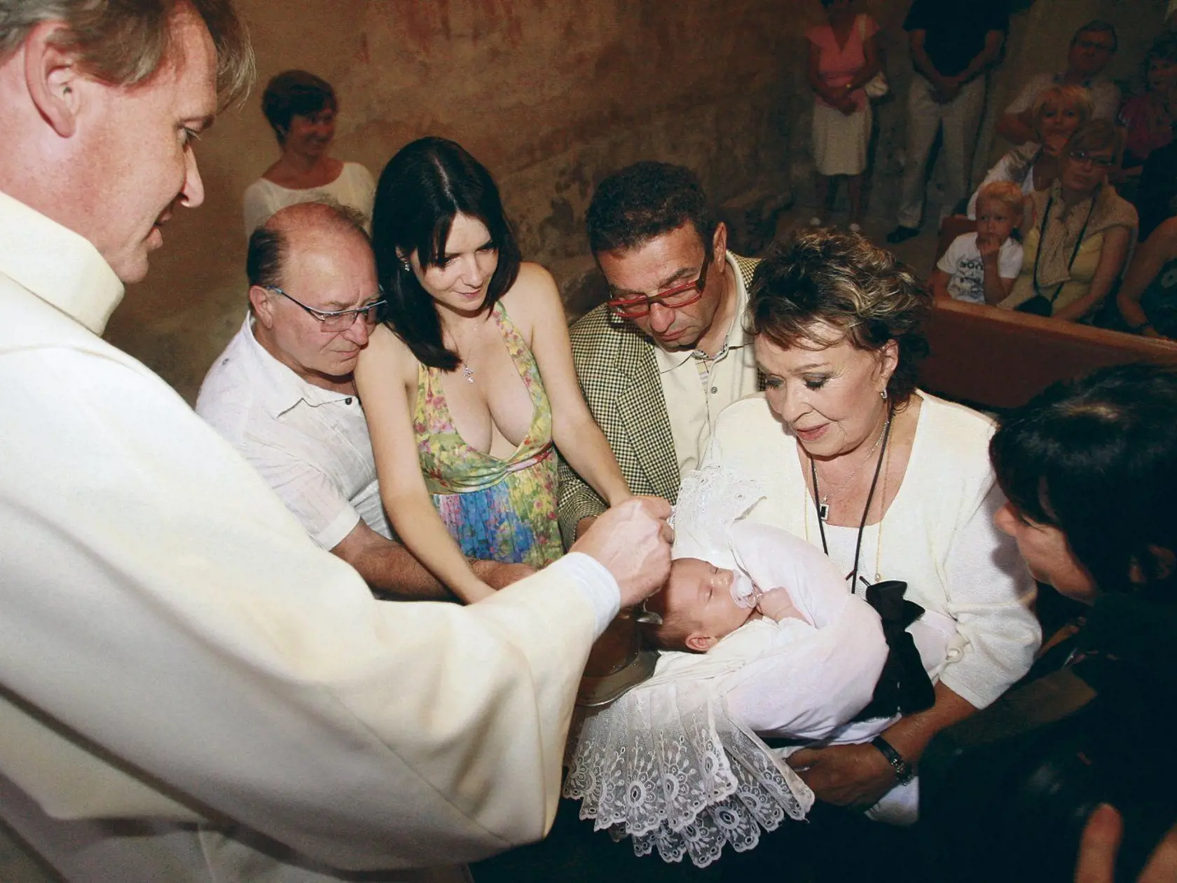 Herečka Jiřina Bohdalová (vpravo) se stala kmotrou malé Anežky Jandové.