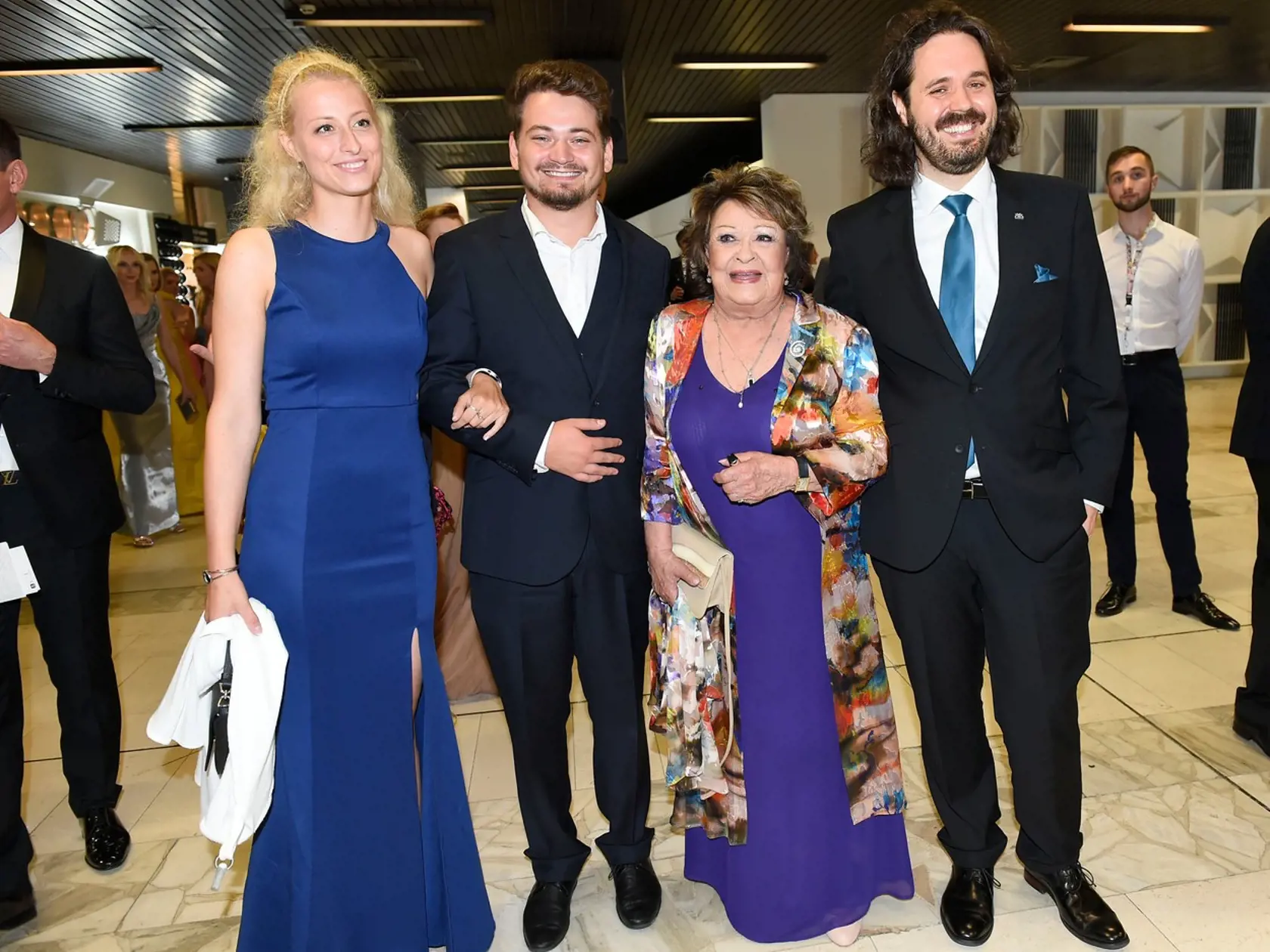 56. ročník festivalu Karlovy Vary: Na snímke herečka Jiřina Bohdalová so svojimi vnukmi.