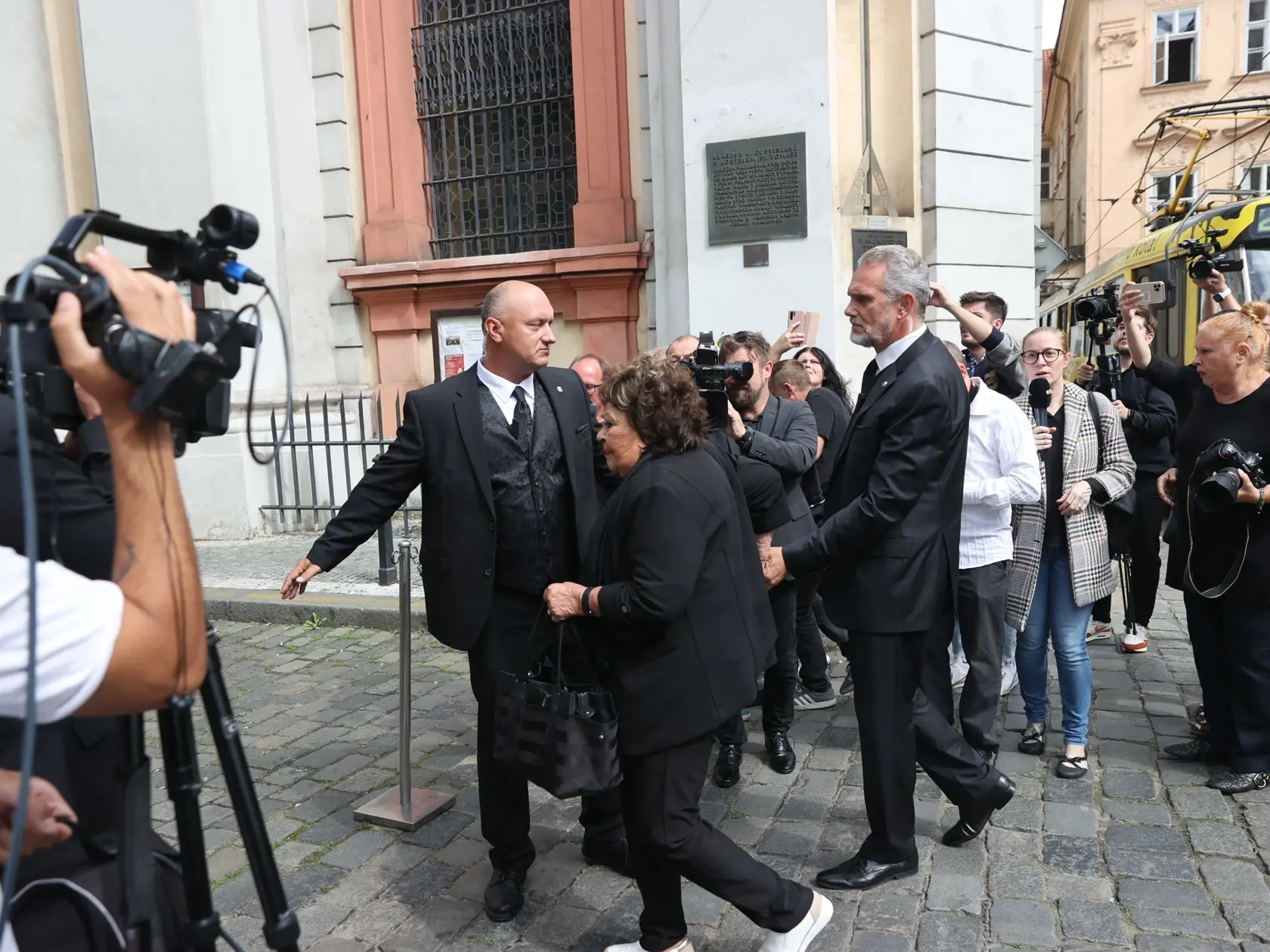 Posledná rozlúčka s Hanou Zagorovou. Na snímke Jiřína Bohdalová.