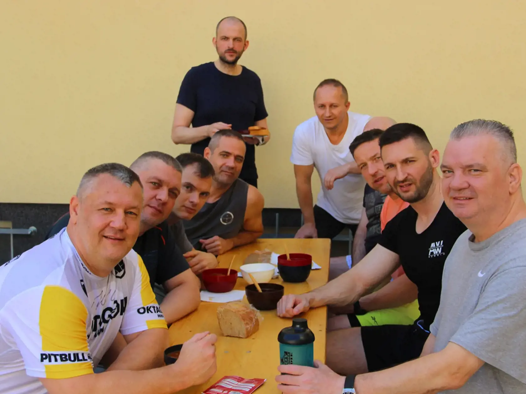 Zbor väzenskej a justičnej stráže vypublikoval kontroverznú fotku, ktorá postavila do pozoru celé Slovensko. Na nej sa do objektívu usmievajú od ucha k uchu traja členovia sátorovcov. Štvrtý muž, ktorý stojí v pozadí sa preslávil svojim hrozným činom v obci Butča.