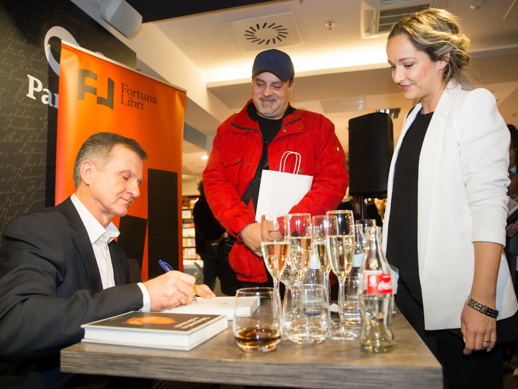 Krst knihy MUDr. Michala Holáňa a kolektívu "Tehotenstvo v obrazoch" v jednom z bratislavských knihkupectiev. Na snímke Michal Holáň, Sväťo Malachovský a Petra Molnárová.