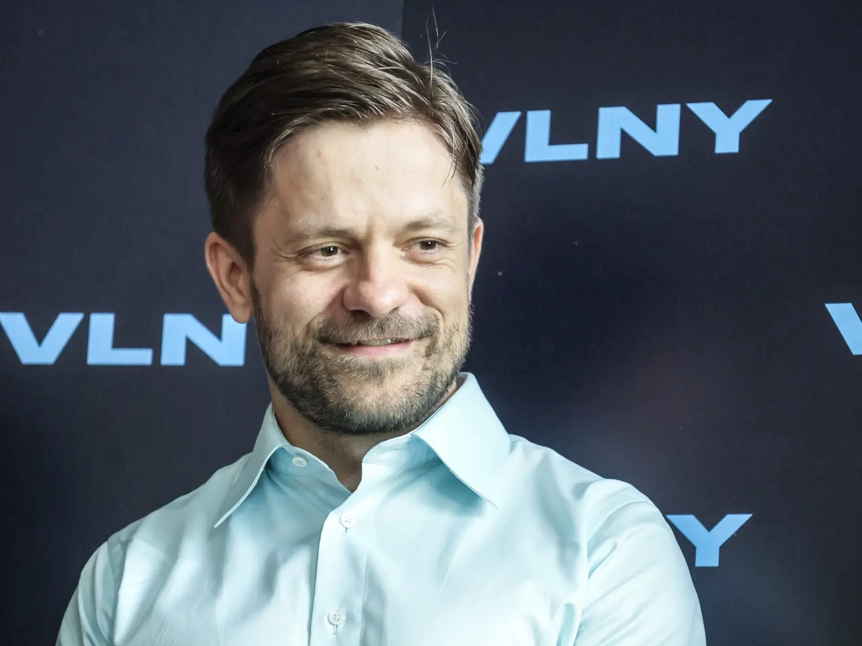 Film Vlna tvorcovia prvýkrát predstavili na festivale v Karlovych Varoch. Režisérom je Jiří Mádl.