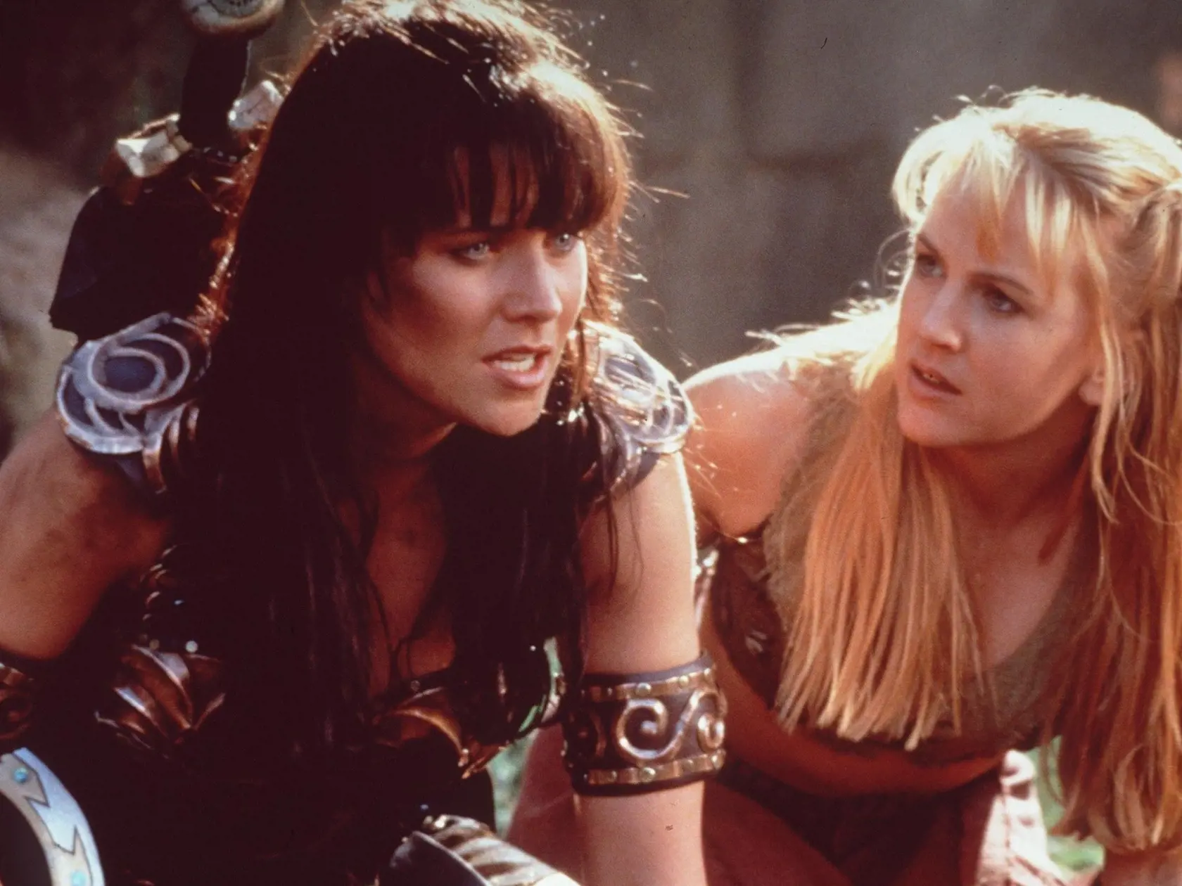 Lucy Lawless a Renée O´Connor v seriáli Xena: Princezná bojovníčka.
