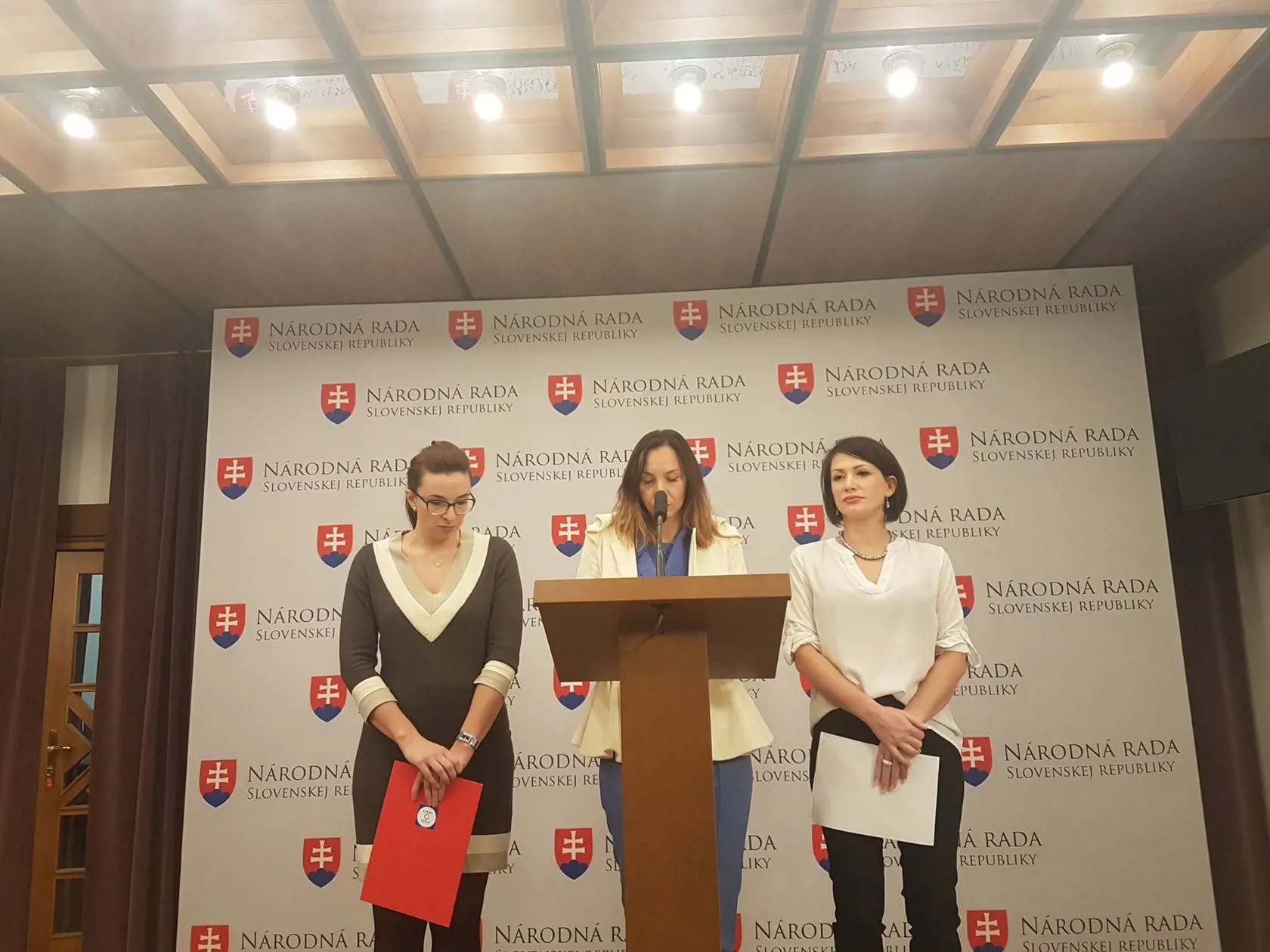 Na fotografii poslankyne zľava Simona Petrík, v strede Alena Bašistová, vpravo Jana Cigániková