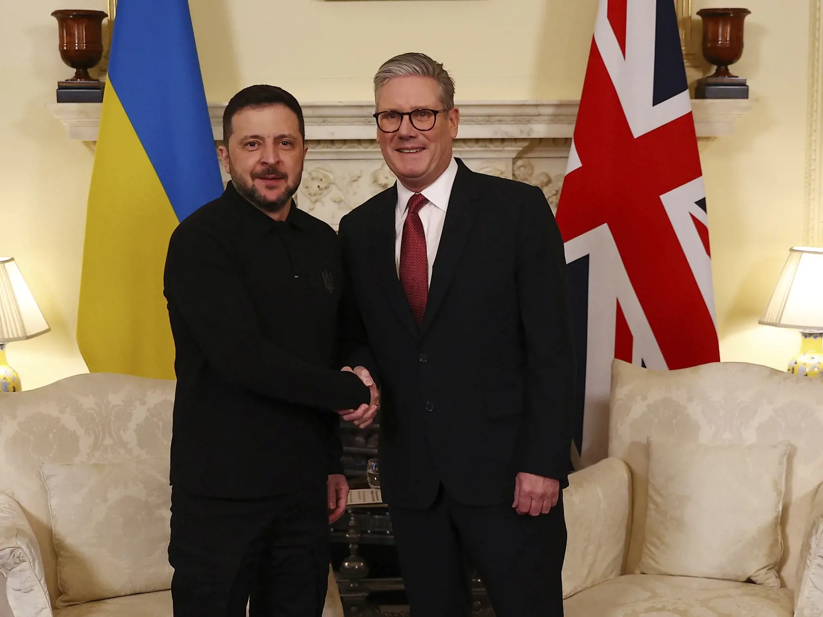 Na začiatku sobotňajšej mimoriadnej virtuálnej schôdzky približne 25 krajín - tzv. kolaície ochotných - Starmer povedal, že Putin "skôr či neskôr" bude musieť "prísť k rokovaciemu stolu".
