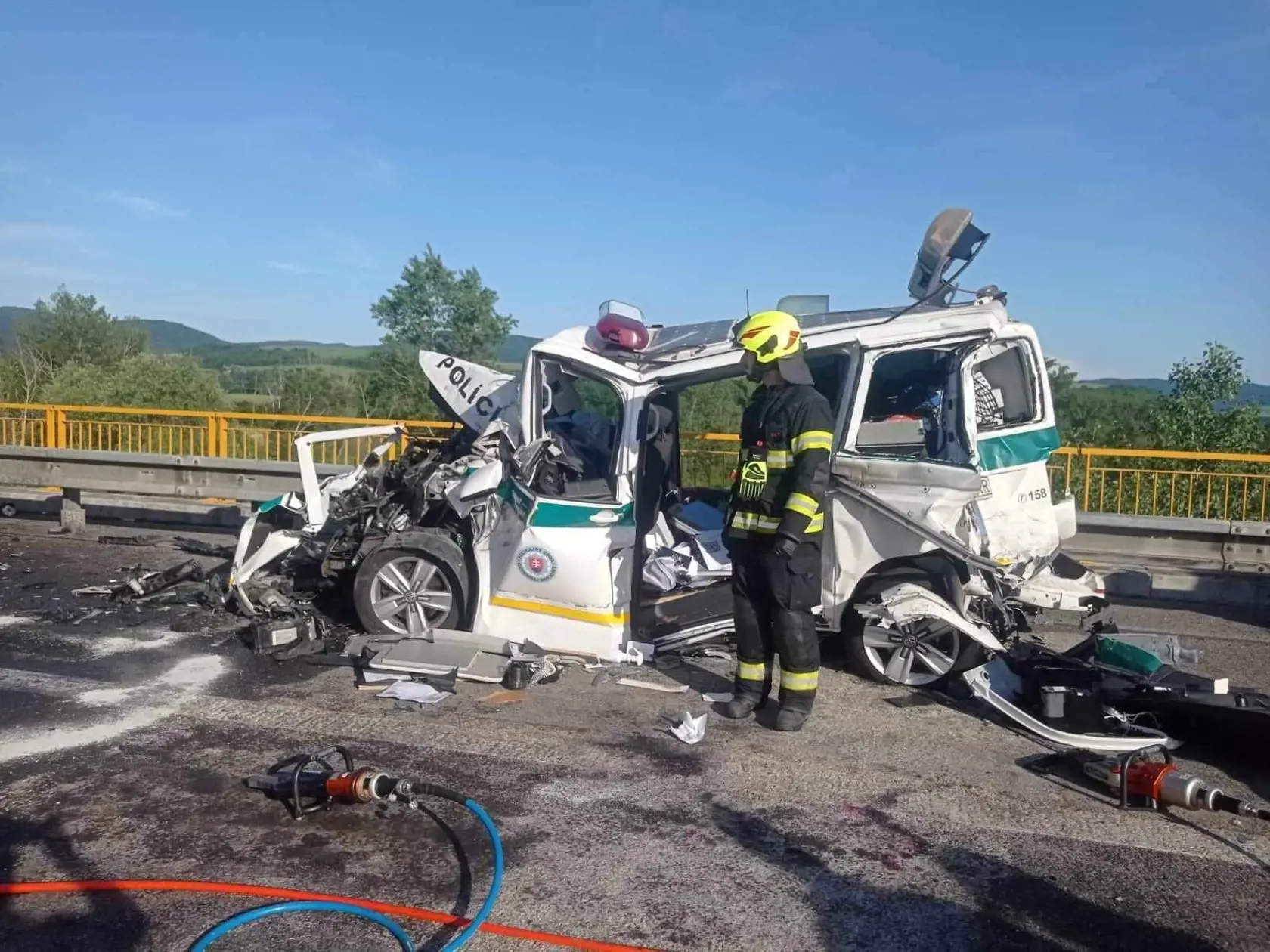 Pohľad na totálne zničené policajné auto vháňa slzy do očí.