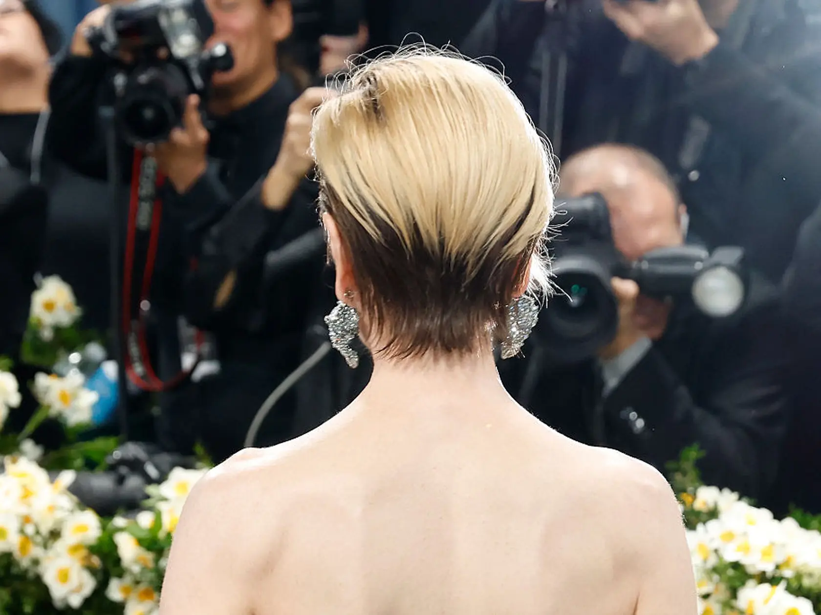 Nicole Kidman zaujala na Met Gala účesom. Spredu to vyzeralo, že má vlasy zopnuté do copu. Zozadu však už bolo jasné, že ide o krátky zostrih - pixie.